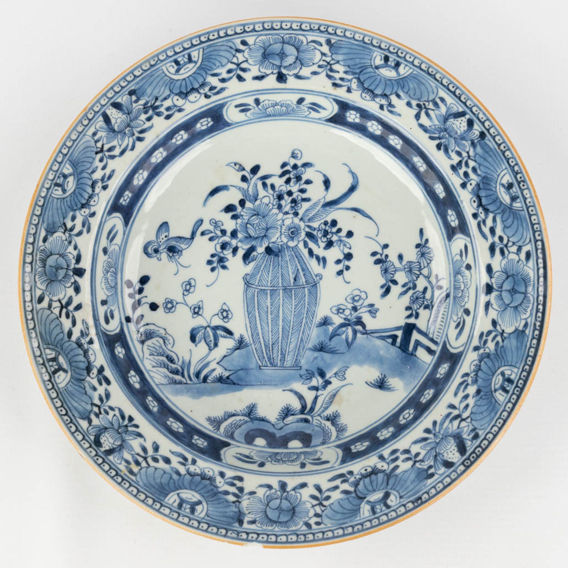 A collection of 10 Chinese porcelain plates with blue-white decor. 19th/20th century. (D: 35 cm) - Bild 11 aus 23