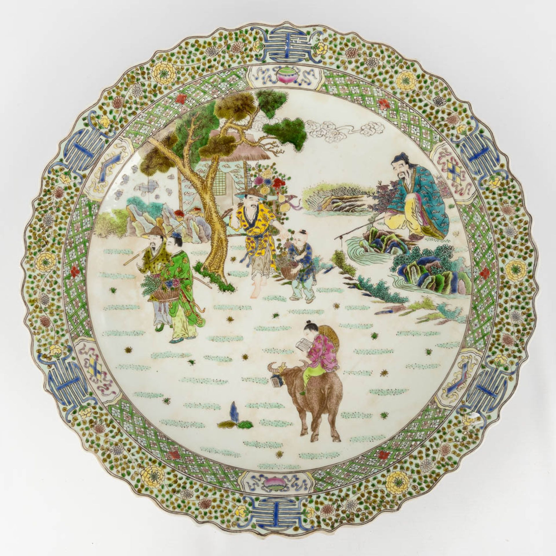 A Chinese plate 'Famille Verte' decorated with Chinese figurines. 20th C. Kangxi mark. (D: 45 cm)