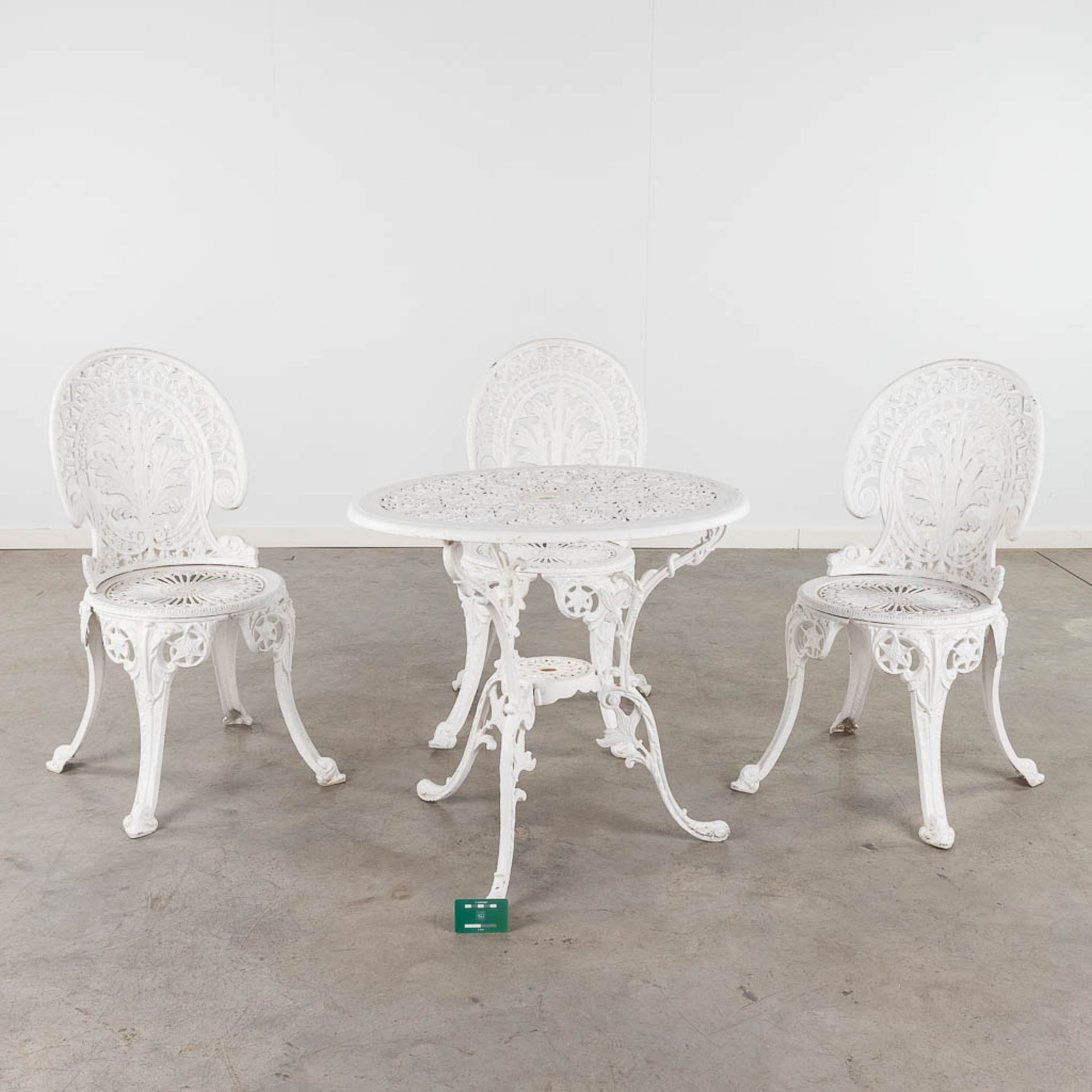 A garden set, consisting of a table and 3 chairs, white patinated aluminium. (H: 65 x D: 70 cm) - Bild 2 aus 17