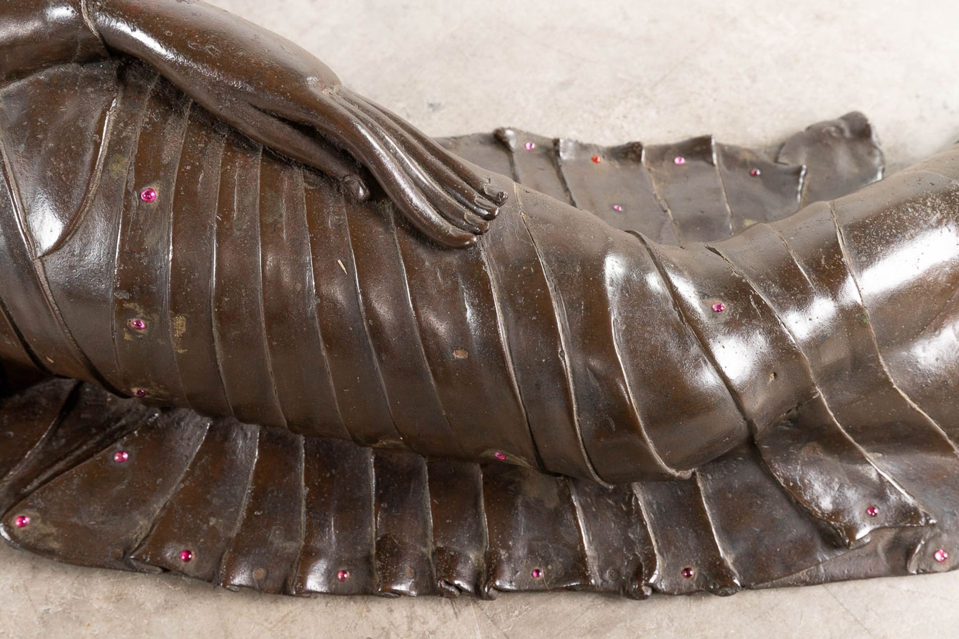 A large statue of a reclining buddha, patinated bronze. (L: 37 x W: 130 x H: 34 cm) - Image 11 of 15