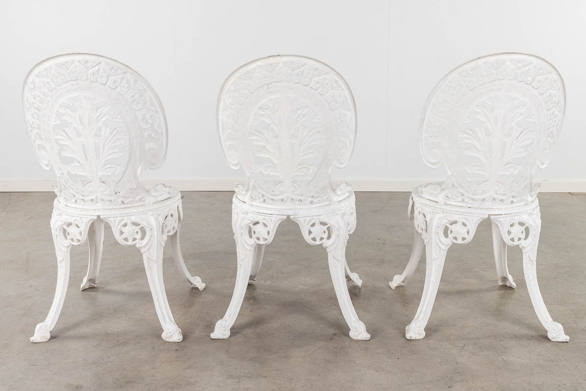 A garden set, consisting of a table and 3 chairs, white patinated aluminium. (H: 65 x D: 70 cm) - Bild 5 aus 17