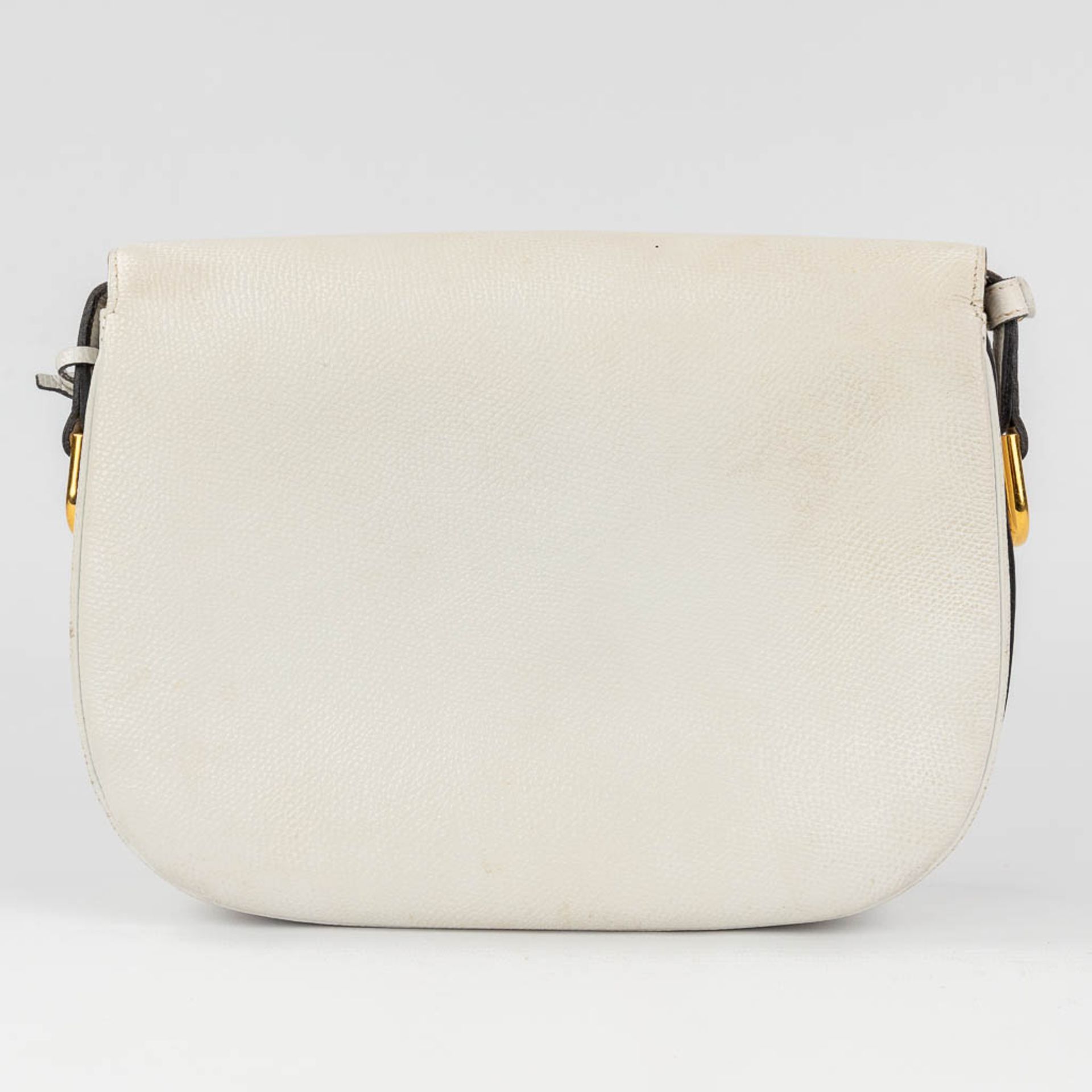 Delvaux, a handbag made of white leather with gold-plated elements. (W: 26 x H: 19 cm) - Image 7 of 19