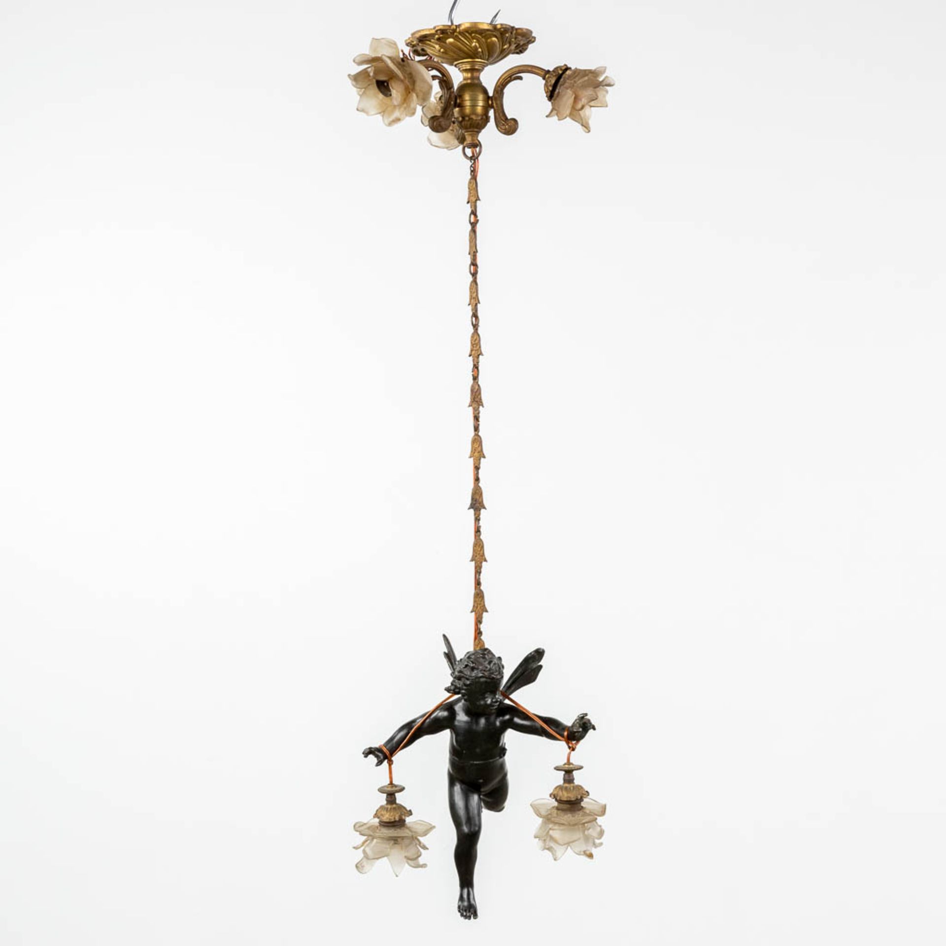 A hall lamp with a putto figurine, patinated bronze. Circa 1900. (W: 34 x H: 105 cm) - Image 6 of 10