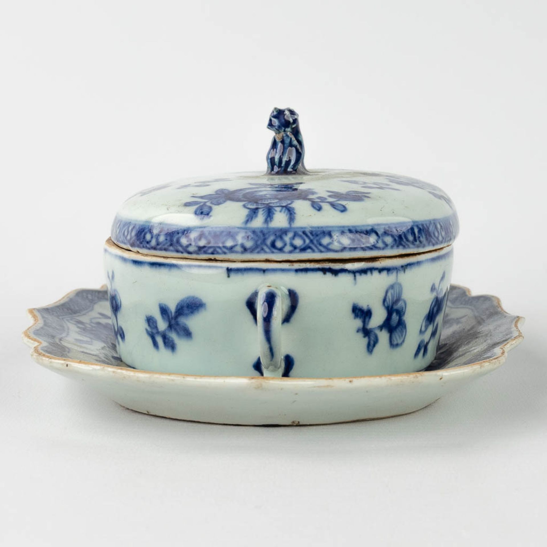 A small Chinese butter jar with lid on a plate, with a blue-white decor. 19th/20th century. (L: 16,5 - Image 6 of 16