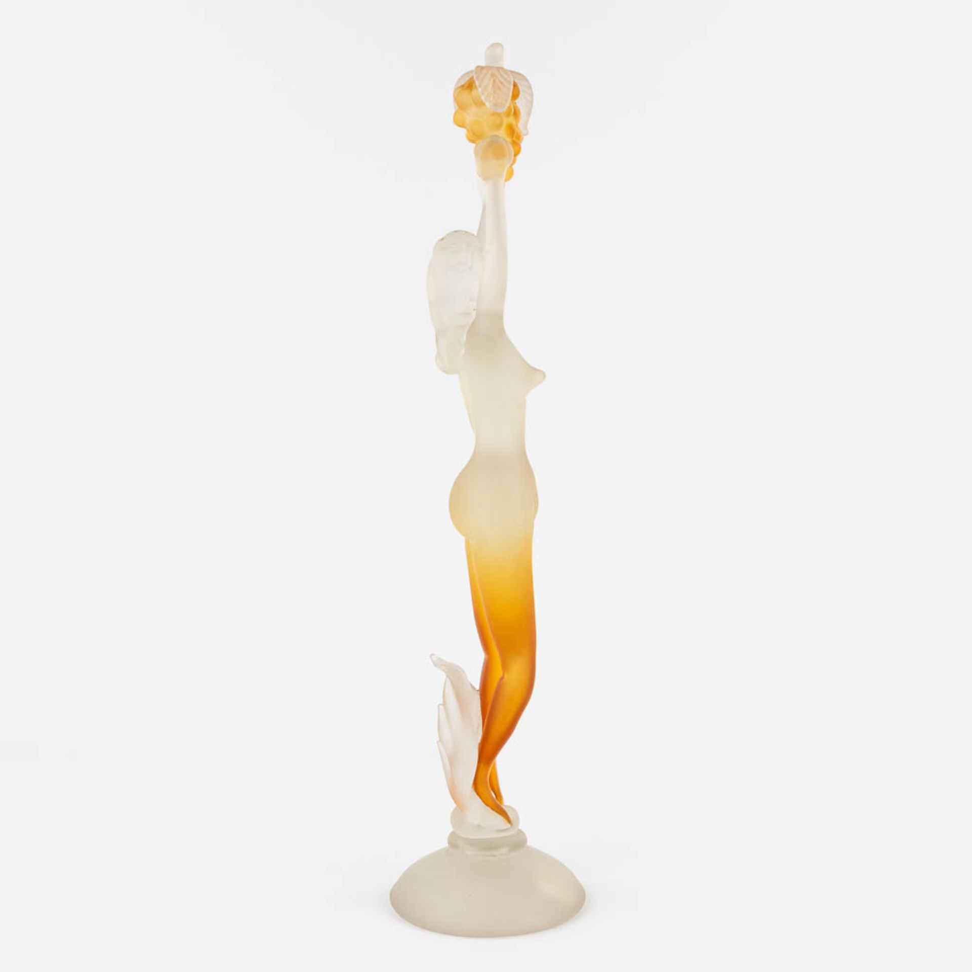 A female figurine holding grapes, Blown Glass, Murano Italy. (H: 50 x D: 11,5 cm) - Image 4 of 13