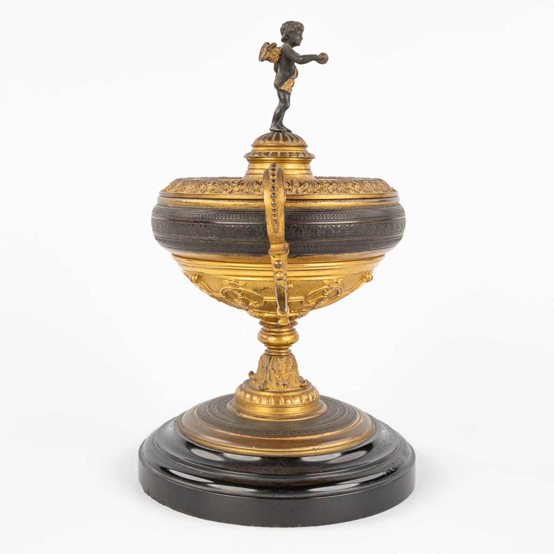 An antique trophy, made of gilt and patinated bronze. 19th C. (L: 16 x W: 22 x H: 27 cm) - Image 4 of 14