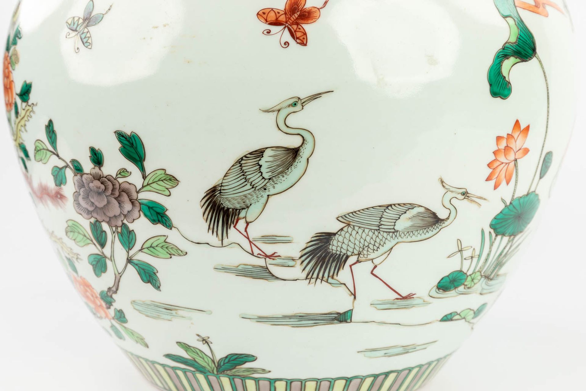 A large Chinese Famille Verte Cache-pot, decorated with cranes, peacocks and ducks. 19th/20th C. (H: - Image 13 of 15