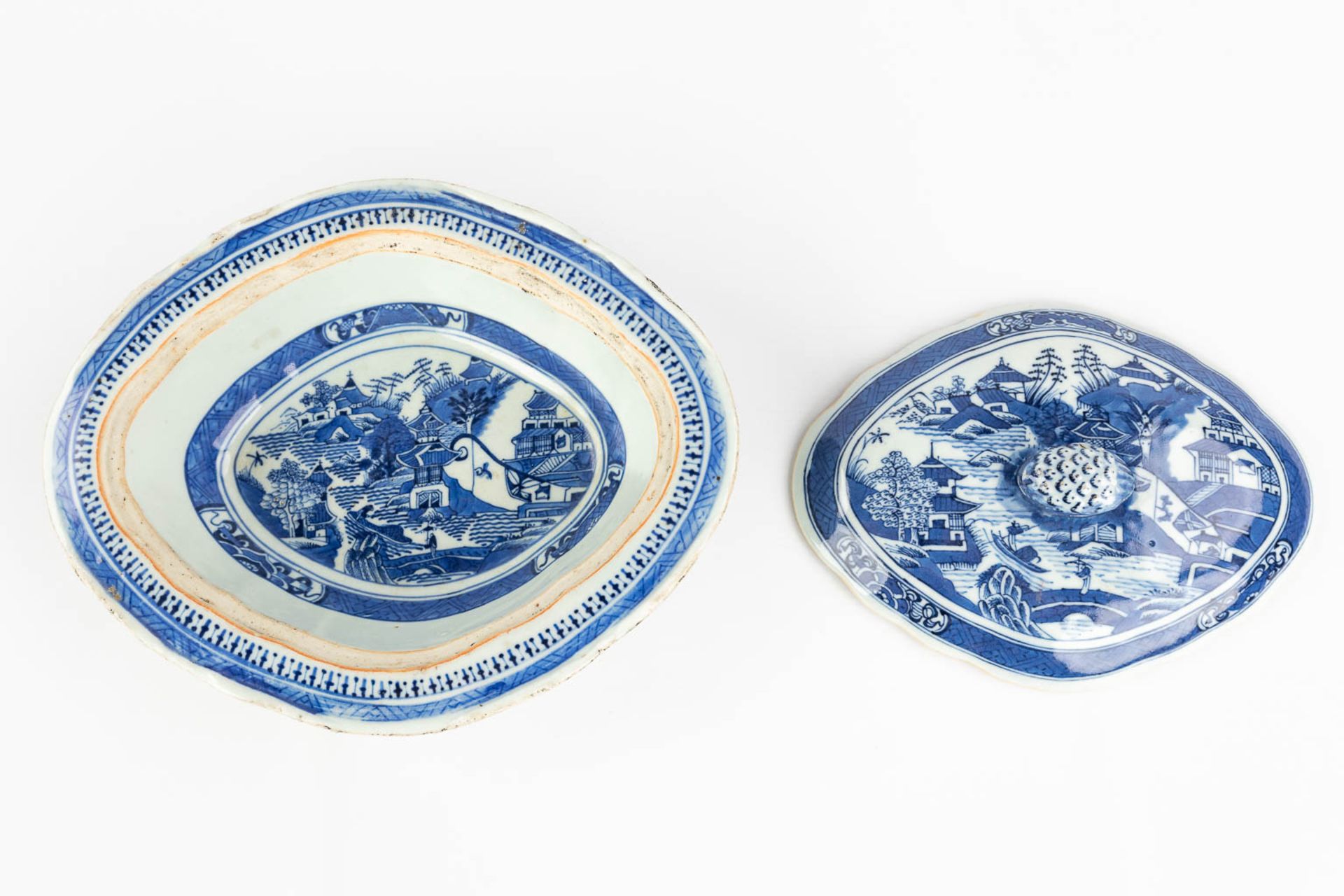 A Chinese bowl with a lid and blue-white landscape decor. 19th C. (L: 21,5 x W: 26,5 x H: 10 cm) - Image 8 of 15