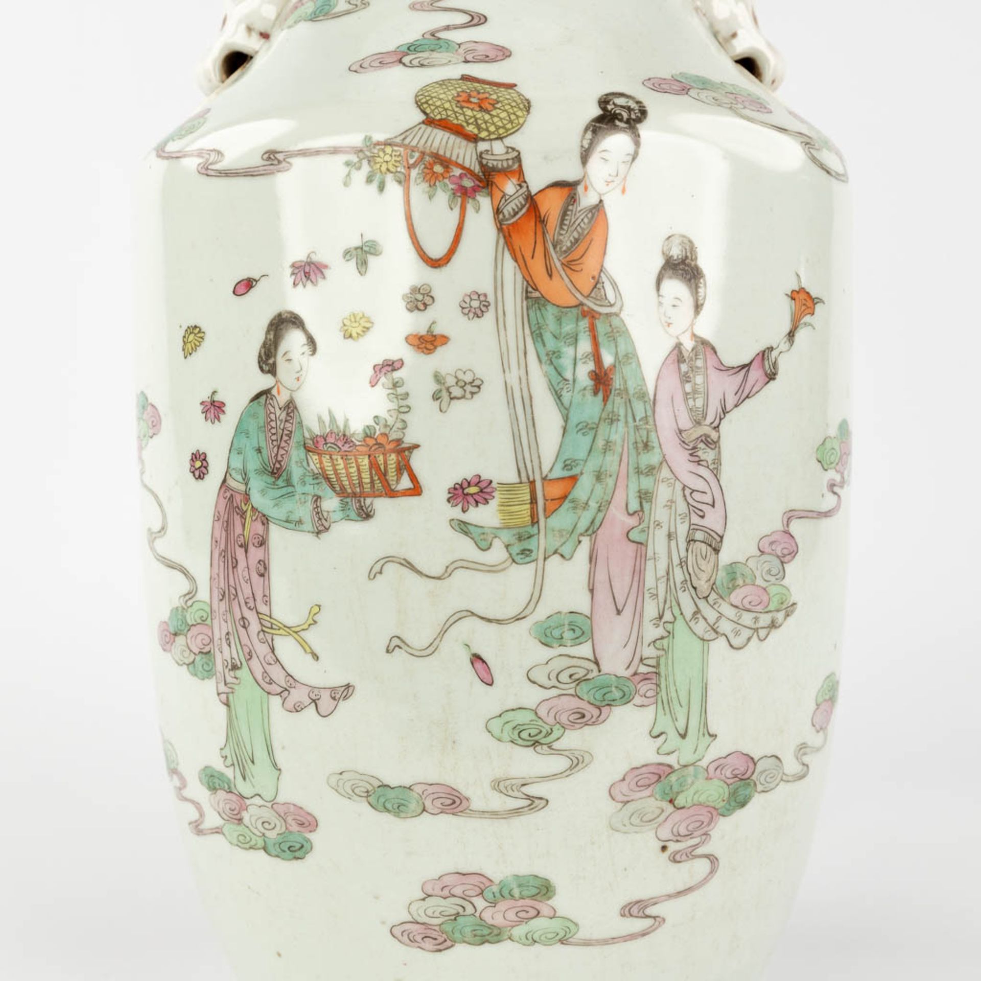 A Chinese vase, decorated with ladies. 19th/20th C. (H: 42 x D: 21 cm) - Bild 10 aus 13