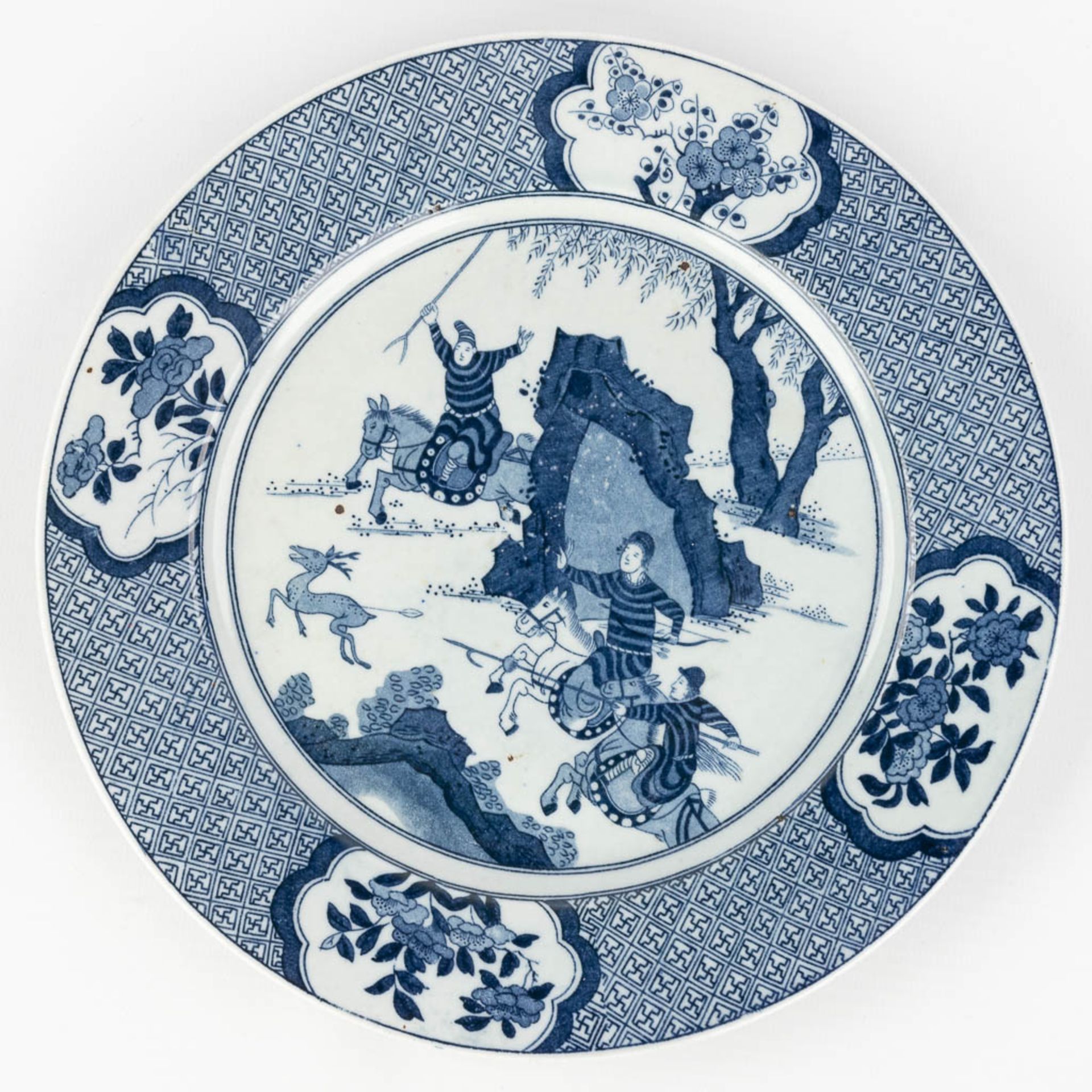 A collection of 10 Chinese porcelain plates with blue-white decor. 19th/20th century. (D: 35 cm) - Bild 17 aus 23