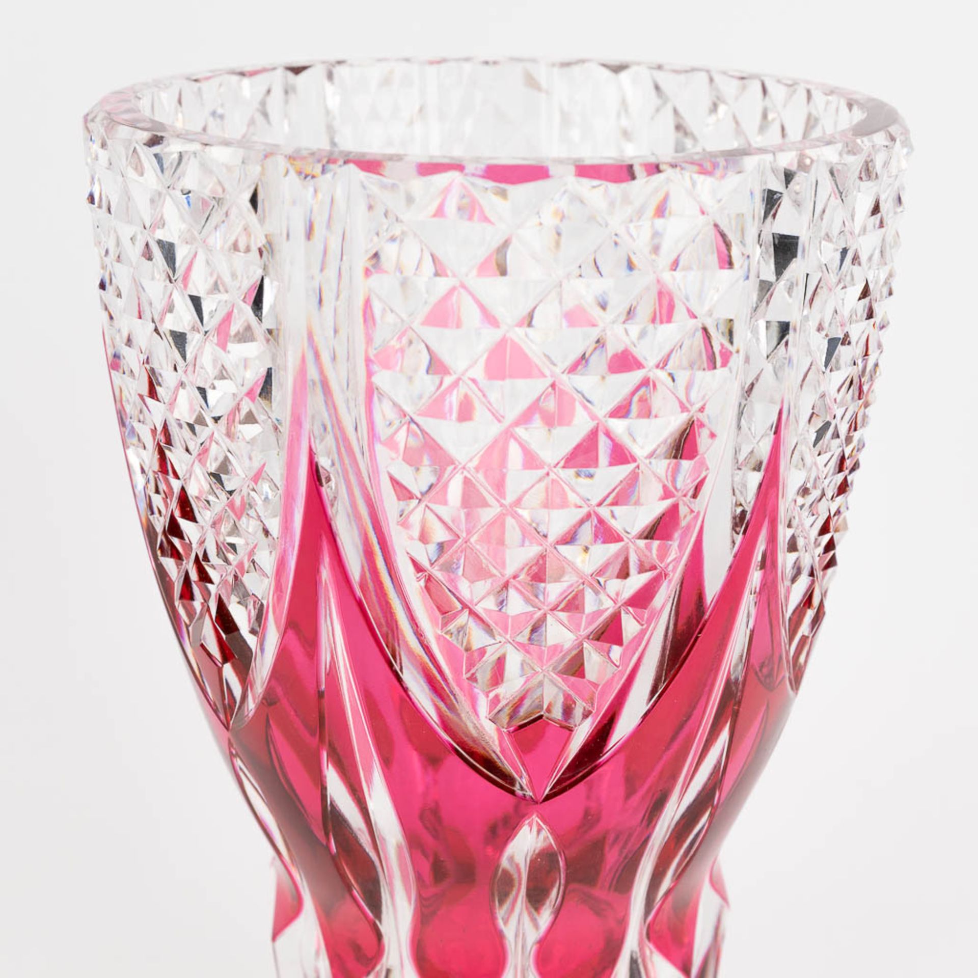 Val Saint Lambert, a vase made of red cut crystal. (H: 28,5 x D: 15,5 cm) - Bild 8 aus 13