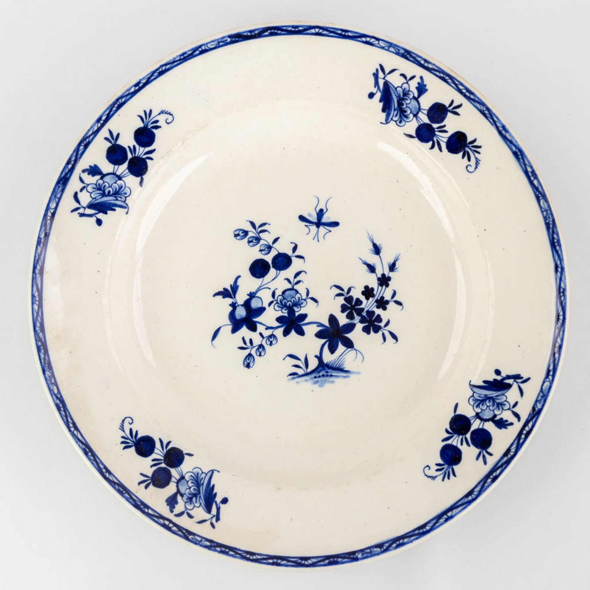 Old Doornik 'Decor ˆ la Mouche' a collection of 37 dinner plates. 18th C. (D: 30 cm) - Image 10 of 13