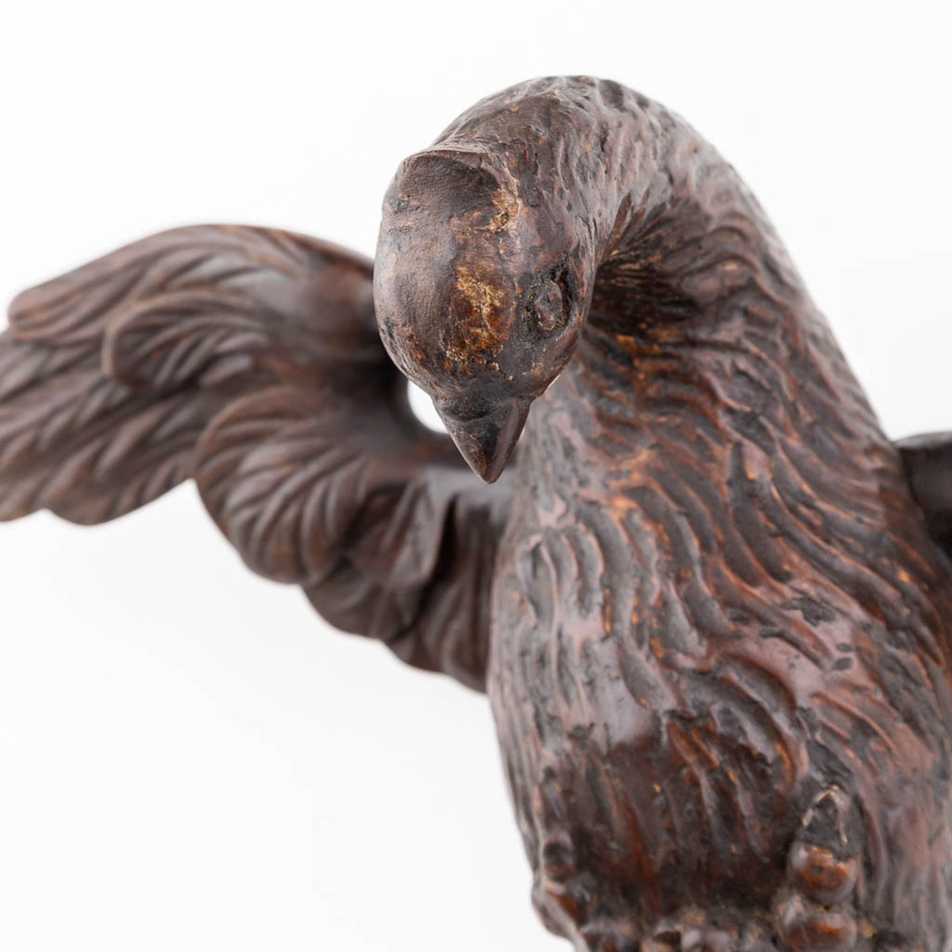 A wood-sculptured dove of peace, 19th century. (L: 12 x W: 45 x H: 25 cm) - Image 8 of 11