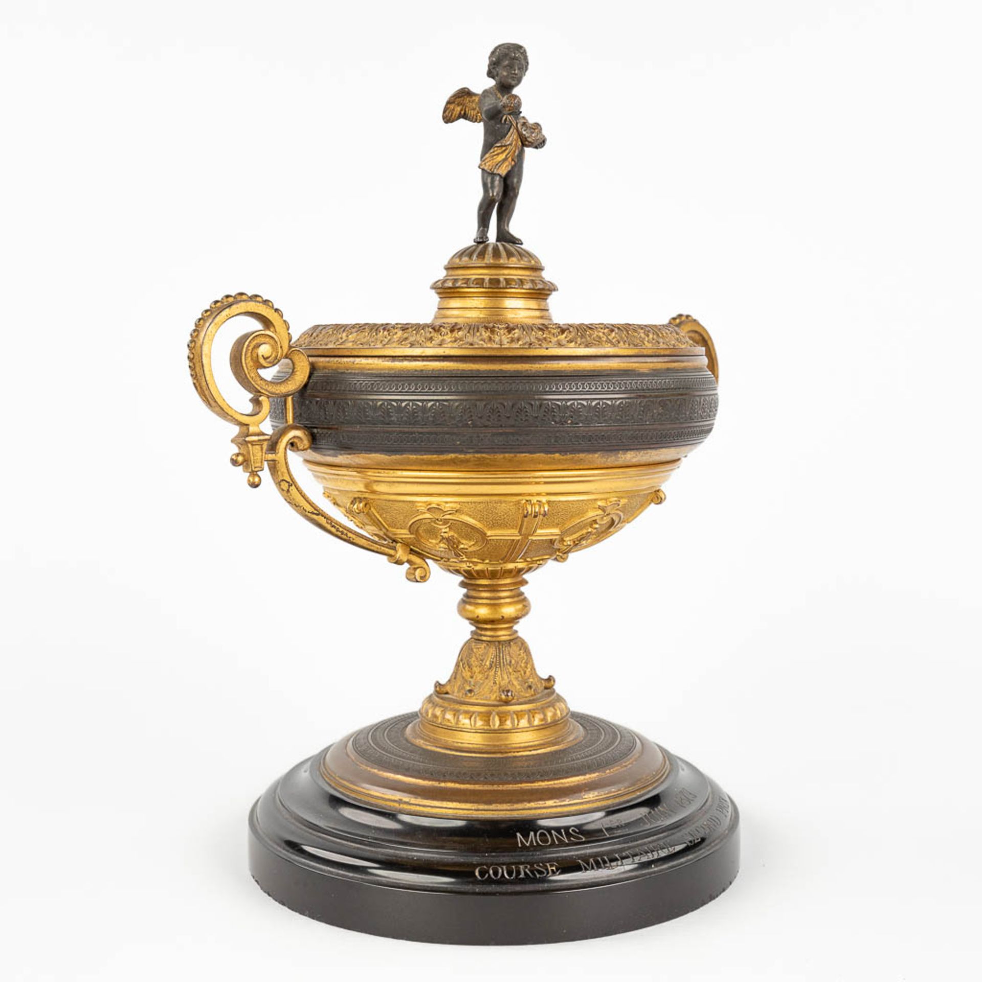 An antique trophy, made of gilt and patinated bronze. 19th C. (L: 16 x W: 22 x H: 27 cm) - Image 3 of 14