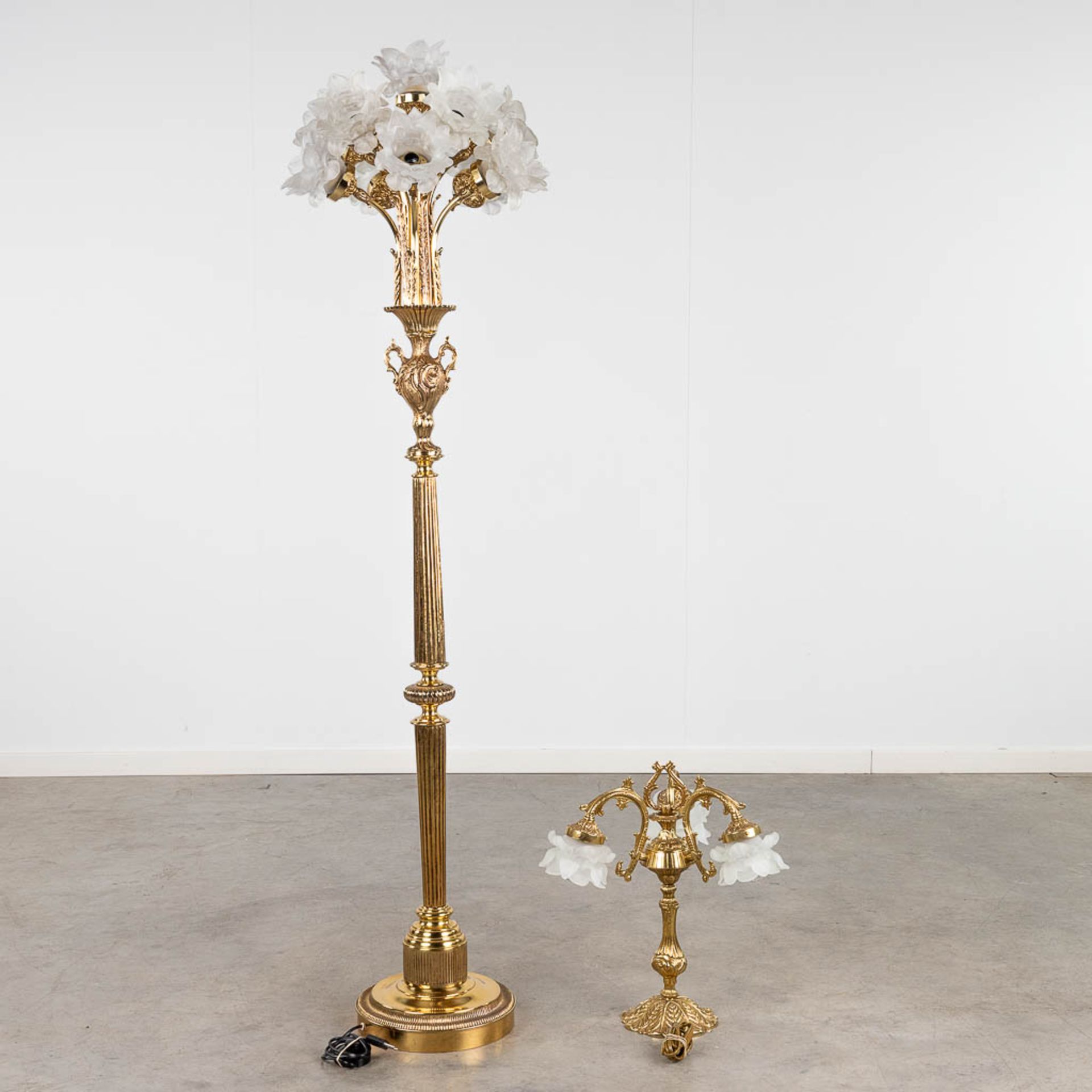 A decorative floor lamp and table lamp, brass, decorated with glass. 20th C. (H: 167 x D: 47 cm) - Image 4 of 13