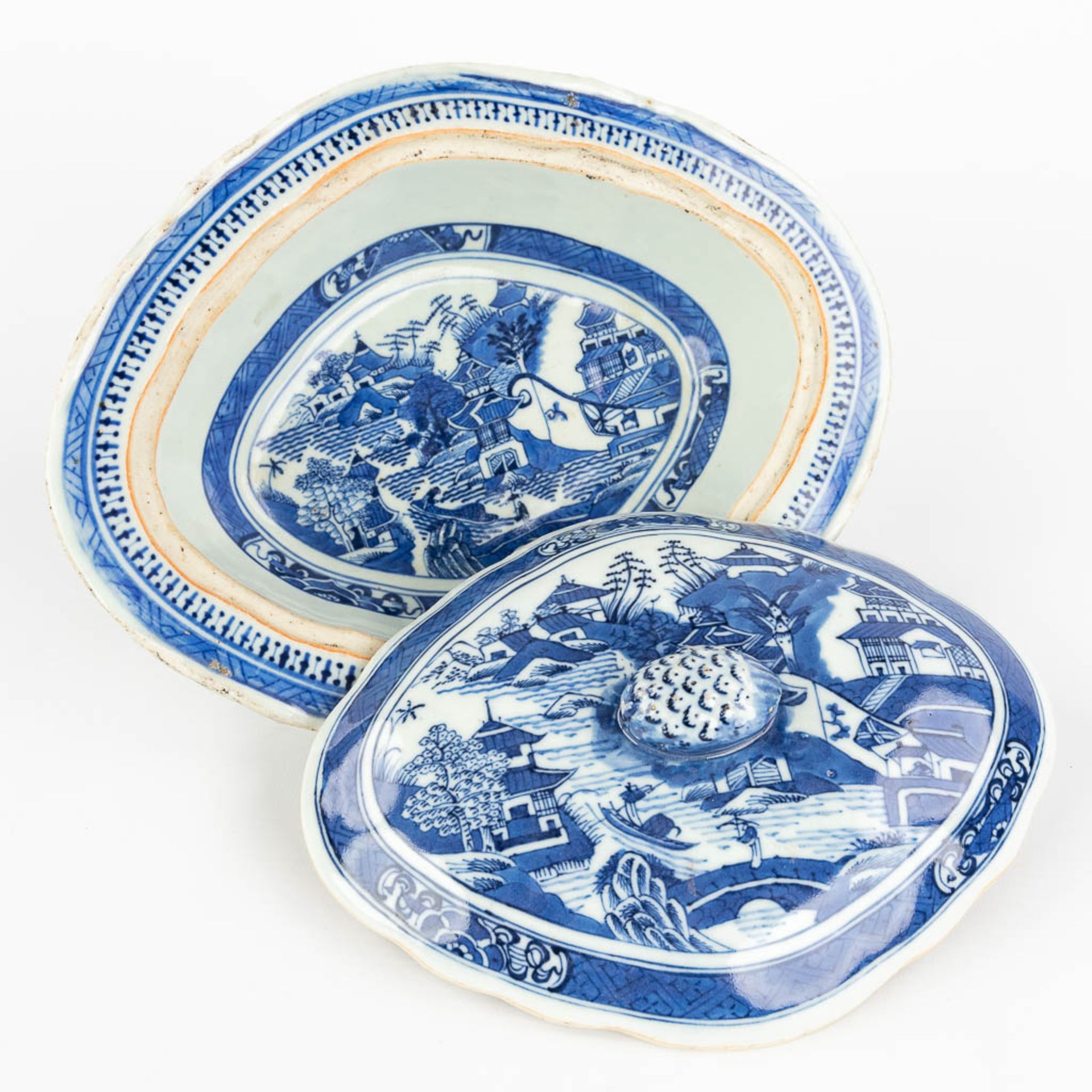 A Chinese bowl with a lid and blue-white landscape decor. 19th C. (L: 21,5 x W: 26,5 x H: 10 cm) - Image 15 of 15