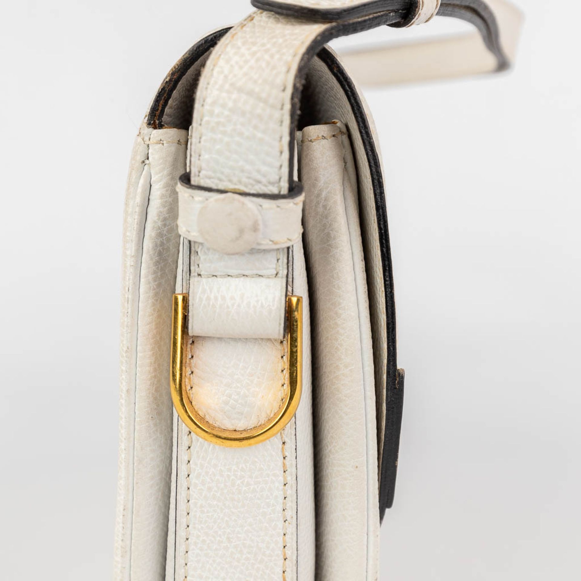 Delvaux, a handbag made of white leather with gold-plated elements. (W: 26 x H: 19 cm) - Bild 15 aus 19