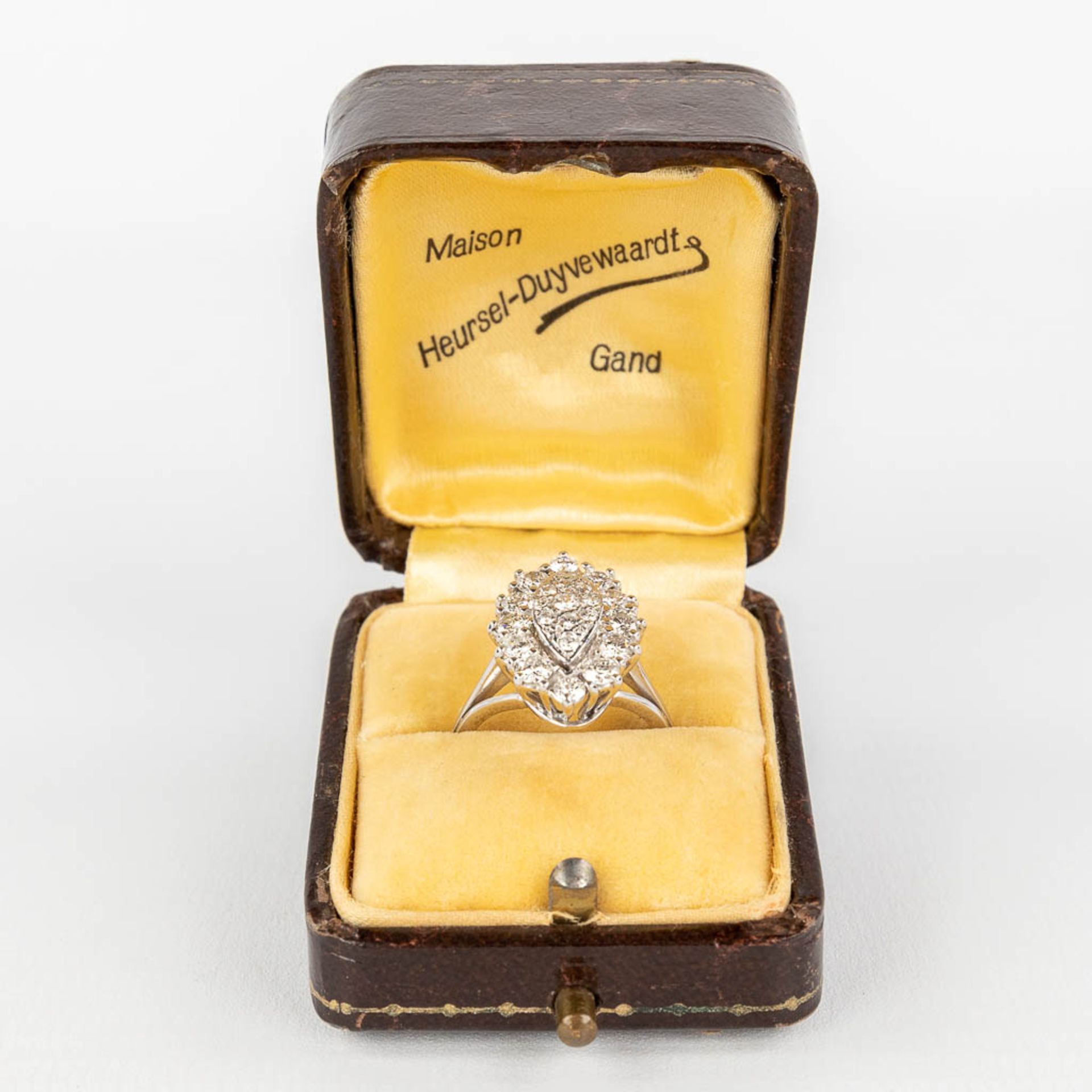 An 18-karat gold ring mounted with diamonds and brilliants. 20th C. 6,12g. size: 52. - Image 4 of 11
