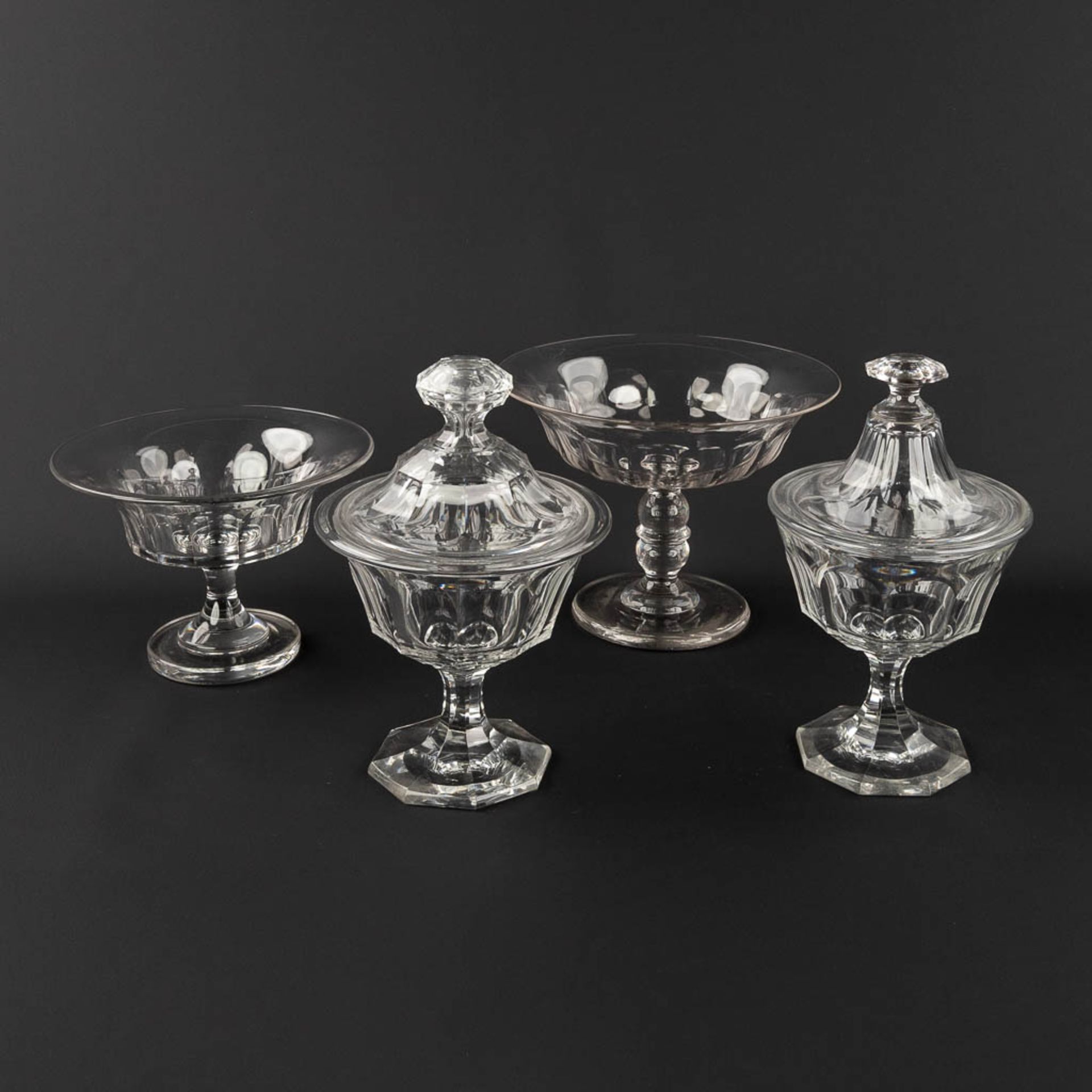 A pair of bonbonires added two bowls, antique glassware. 19th C. (H: 26,5 x D: 17,5 cm)