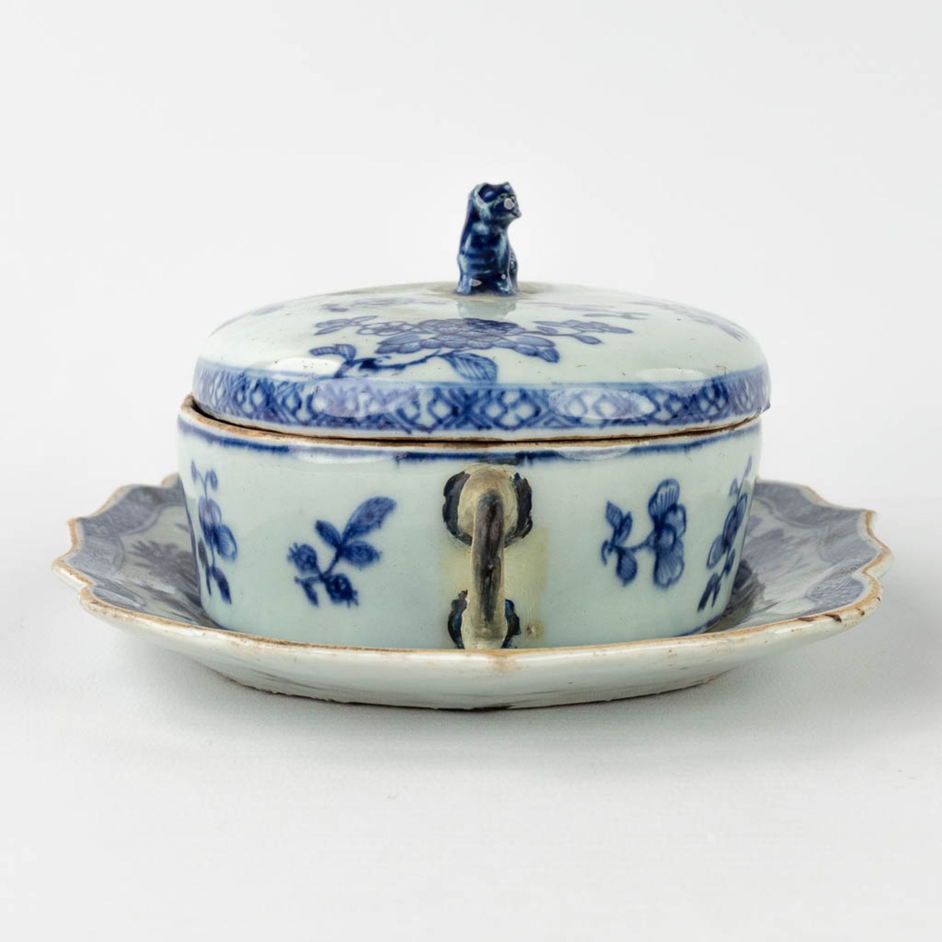 A small Chinese butter jar with lid on a plate, with a blue-white decor. 19th/20th century. (L: 16,5 - Image 4 of 16