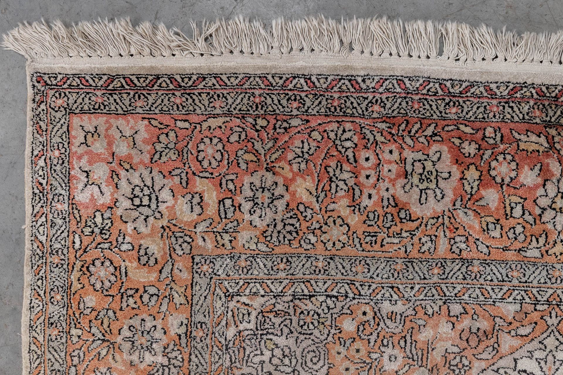 An Oriental hand-made carpet. Flower Vase, Kashan. (L: 223 x W: 146 cm) - Image 5 of 6