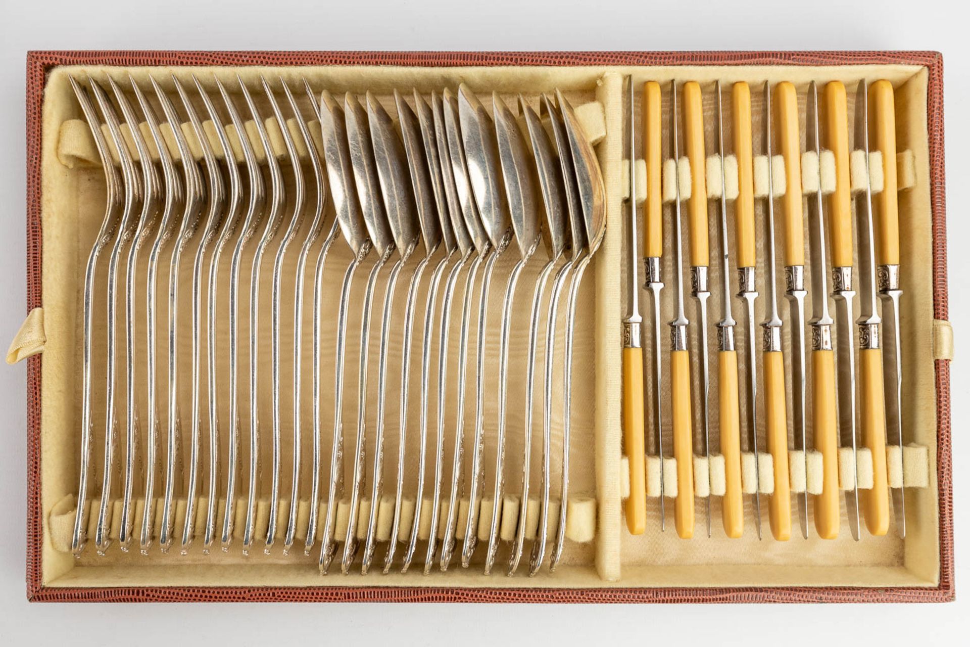 An assembled collection of silver and silver-plated cutlery in 6 storage boxes. - Image 22 of 25