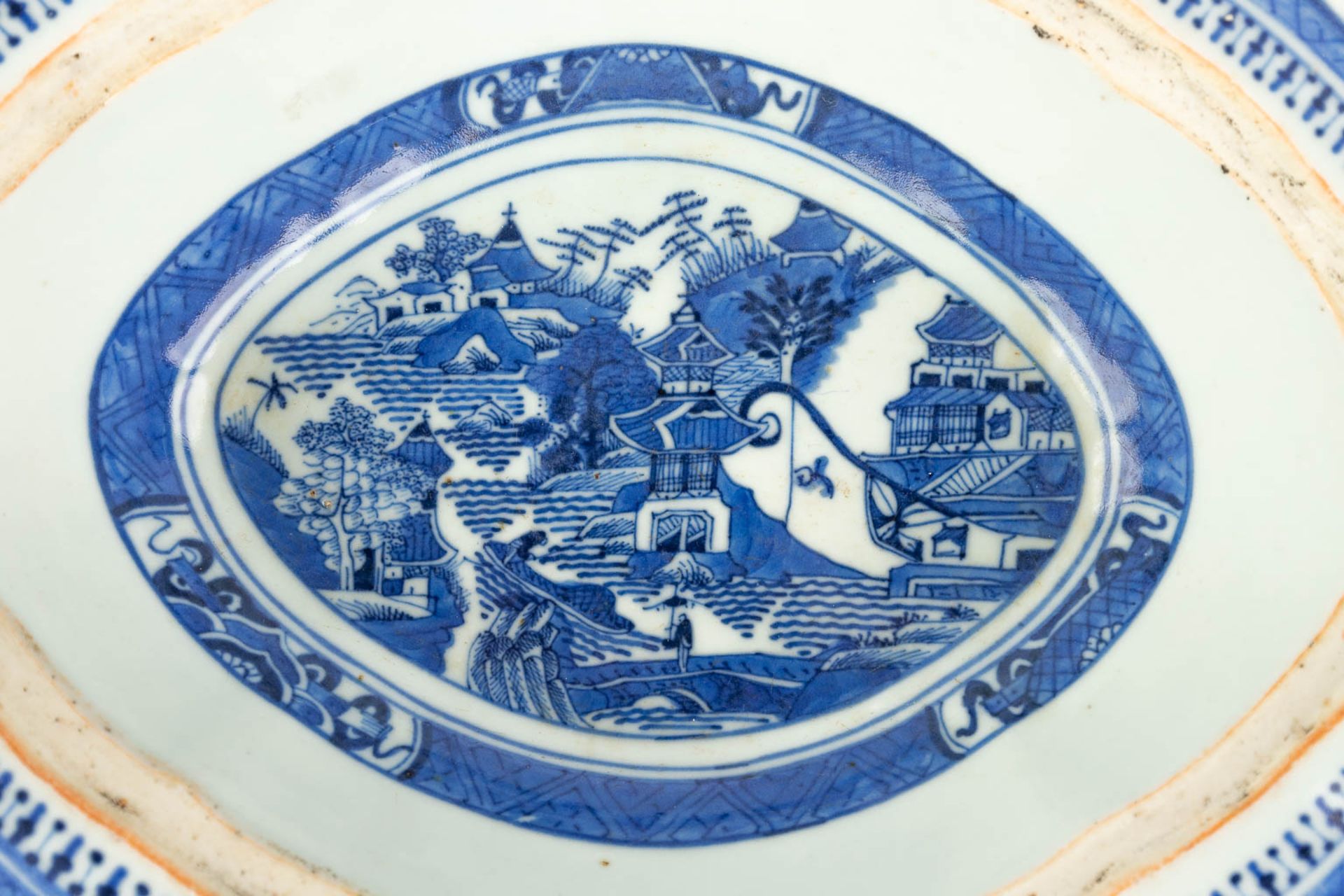 A Chinese bowl with a lid and blue-white landscape decor. 19th C. (L: 21,5 x W: 26,5 x H: 10 cm) - Image 10 of 15