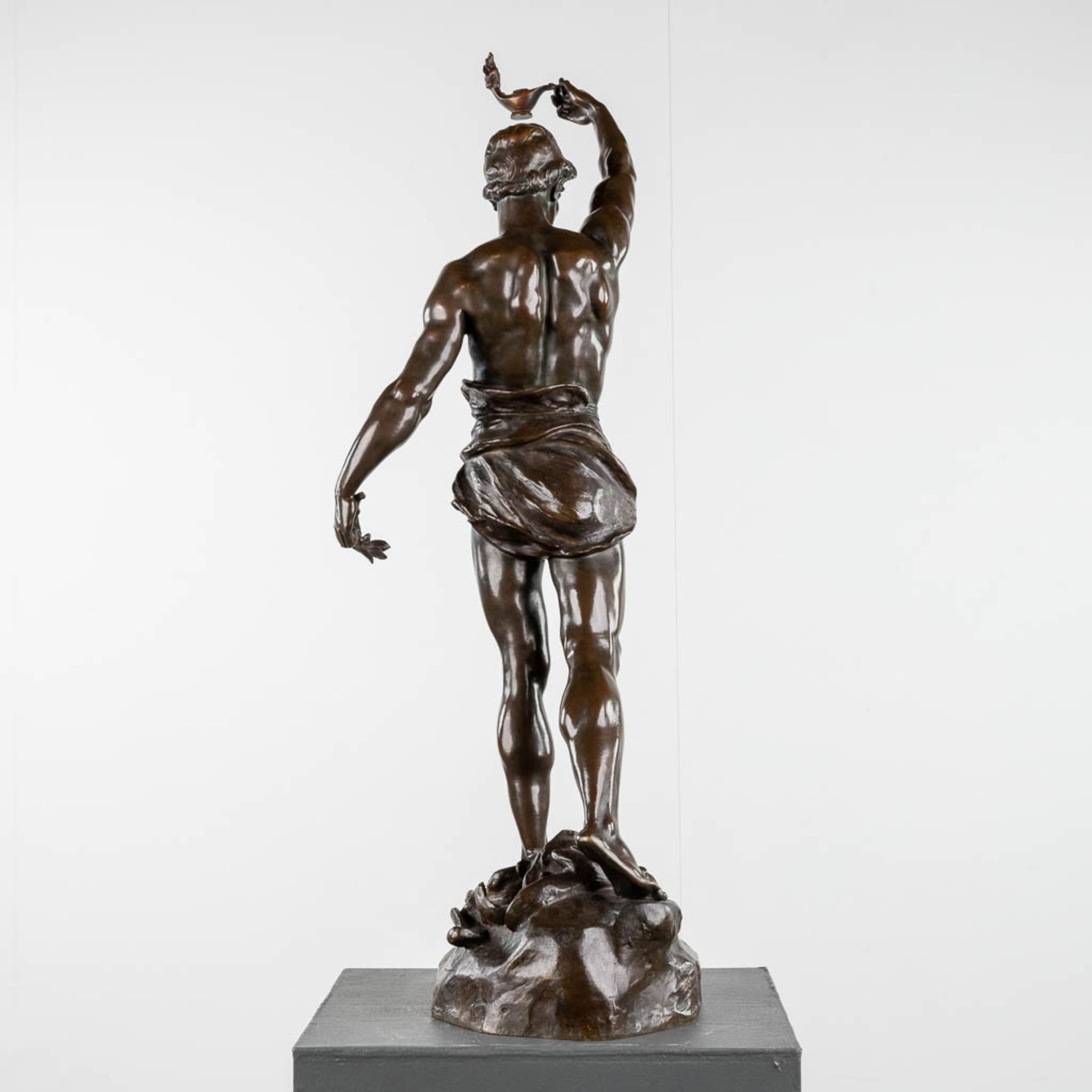 Marcel DÄBUT (1865-1933) 'Le Vainqueur' patinated bronze. (L: 40 x W: 30 x H: 91 cm) - Image 5 of 11