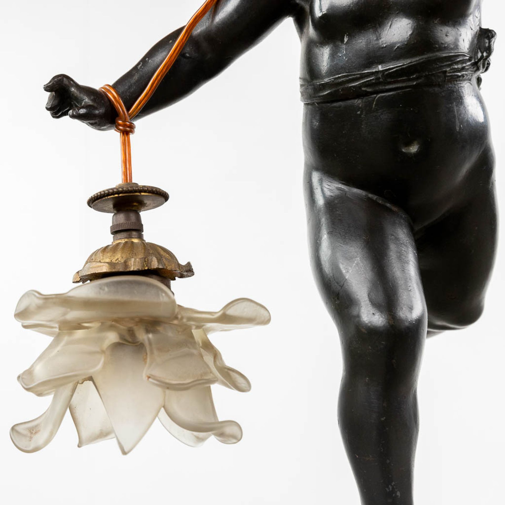 A hall lamp with a putto figurine, patinated bronze. Circa 1900. (W: 34 x H: 105 cm) - Image 3 of 10
