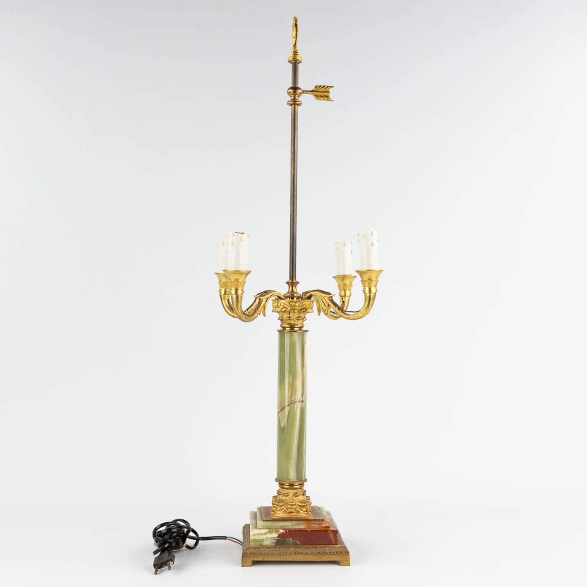 A table lamp, brass and onyx. 20th century. (L: 30 x W: 30 x H: 77 cm) - Image 4 of 13