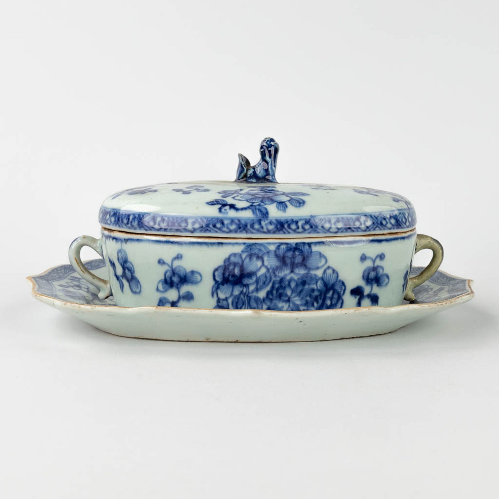 A small Chinese butter jar with lid on a plate, with a blue-white decor. 19th/20th century. (L: 16,5 - Image 5 of 16