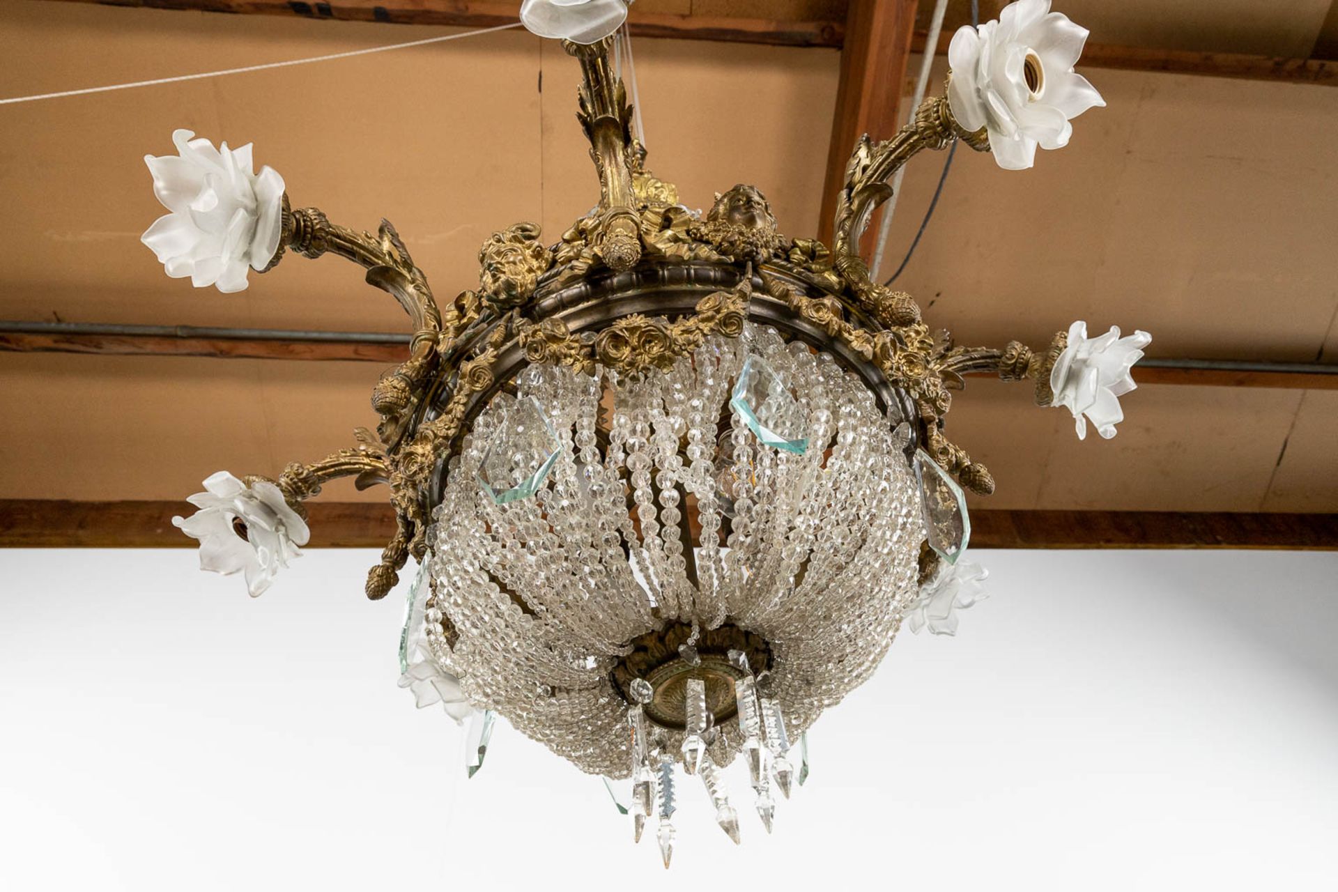 A large chandelier 'Sac ˆ Perles', bronze and glass. Circa 1900. (H: 100 x D: 100 cm) - Bild 12 aus 15