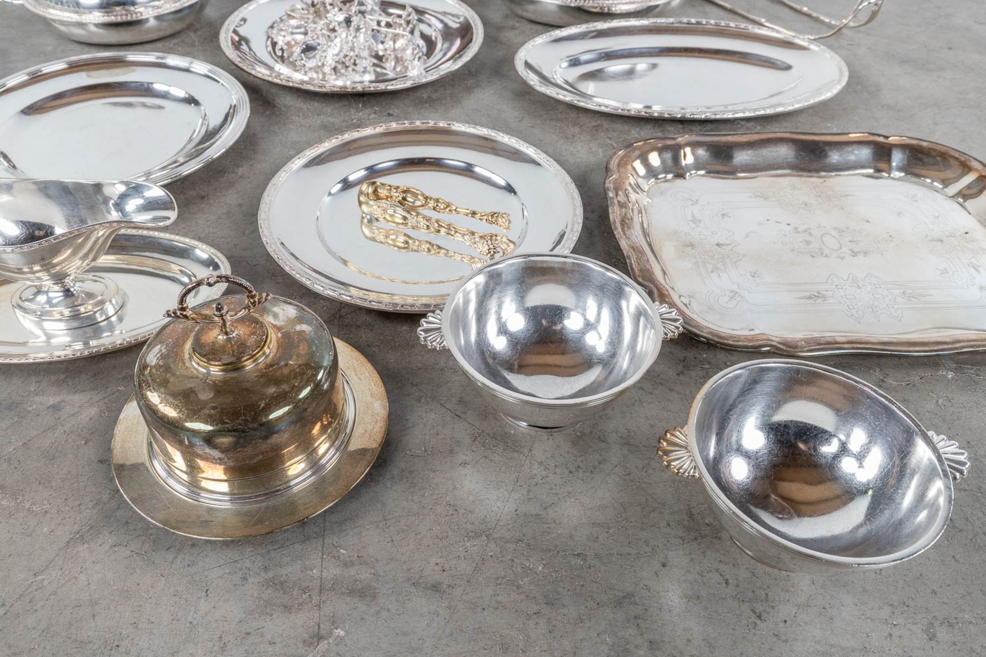 A large collection of table accessories and serving ware, silver-plated metal. (L: 32 x W: 48 cm) - Image 4 of 10