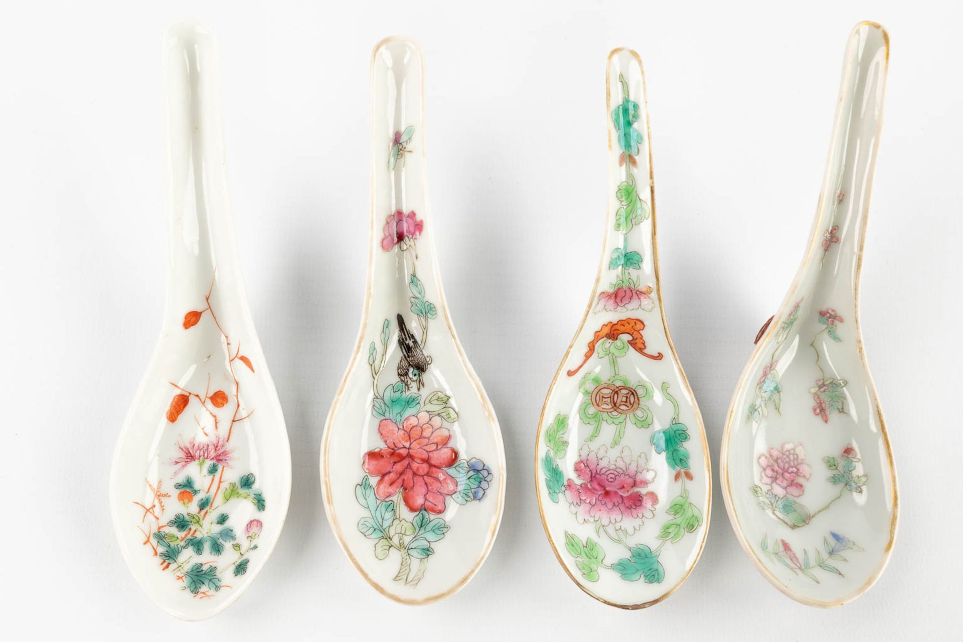 A set of 7 Chinese spoons Famille Rose decor. 19th century. (L: 14 cm) - Bild 3 aus 12