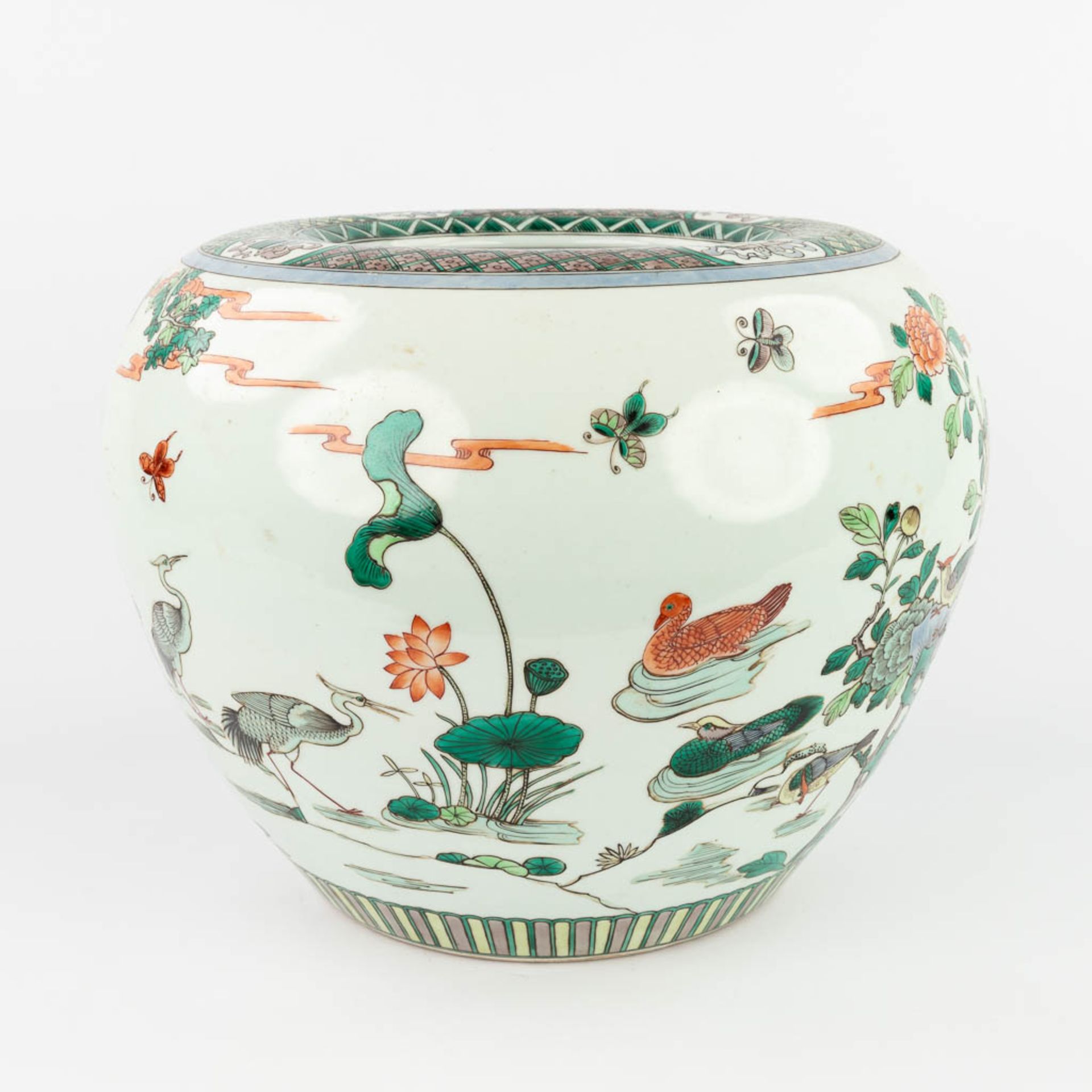 A large Chinese Famille Verte Cache-pot, decorated with cranes, peacocks and ducks. 19th/20th C. (H: - Image 5 of 15