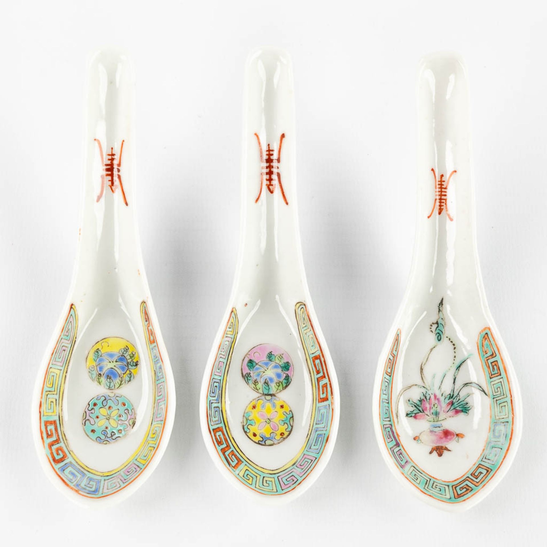 A set of 10 Chinese Famille Rose spoons with flowers and figurines. 19th/20th C. (L: 14 cm) - Bild 3 aus 11
