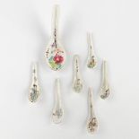 A set of 7 Chinese spoons Qianjian Cai and Famille Rose. 19th/20th C. (L: 13,5 cm)