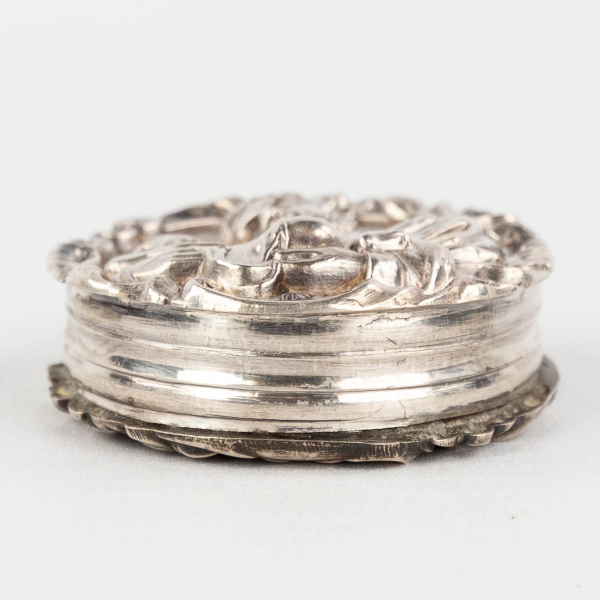 A set of 5 relics in a silver theca, with a repousse image of Joseph and Jesus. 19th century. (W: 4 - Image 7 of 10