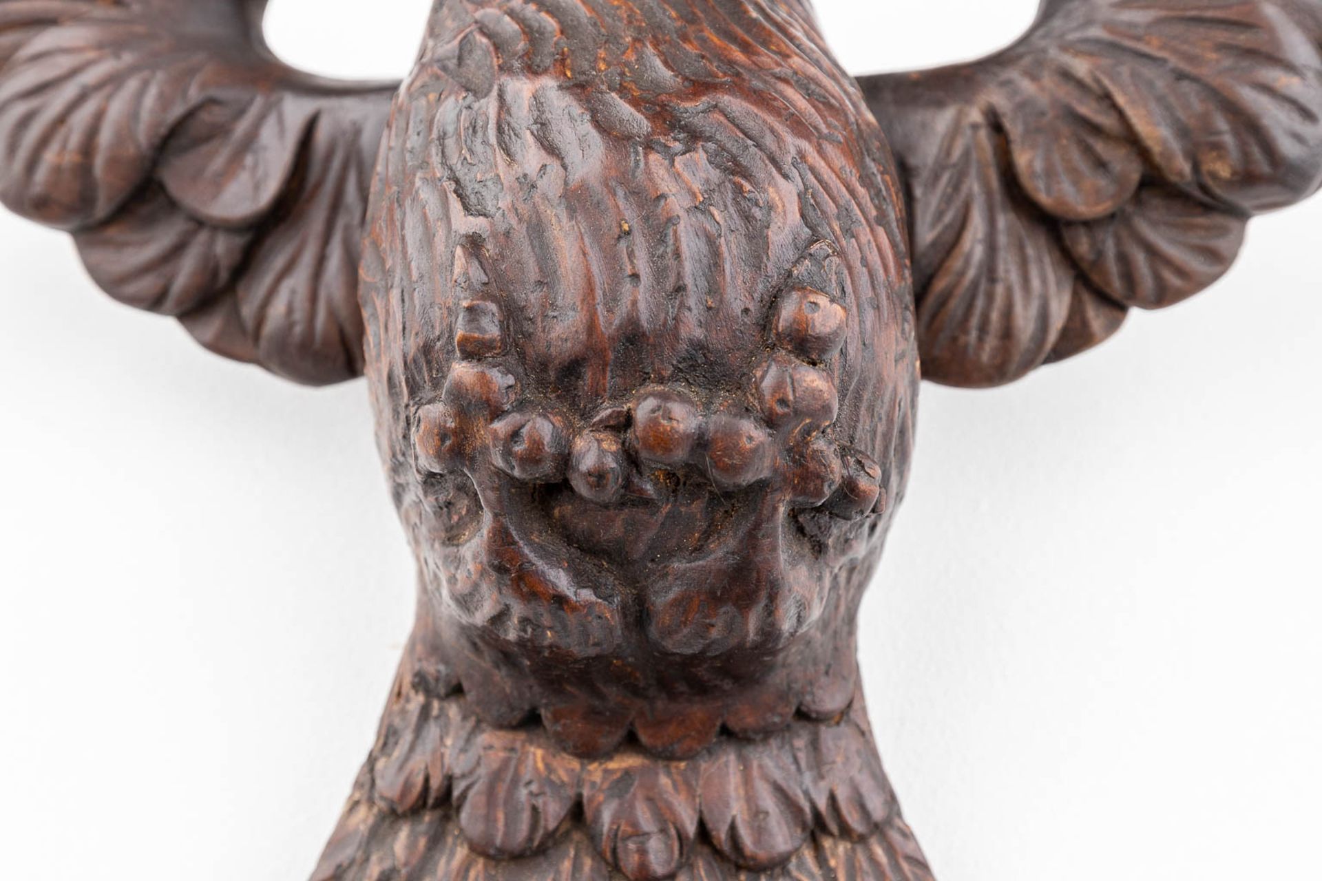 A wood-sculptured dove of peace, 19th century. (L: 12 x W: 45 x H: 25 cm) - Image 7 of 11