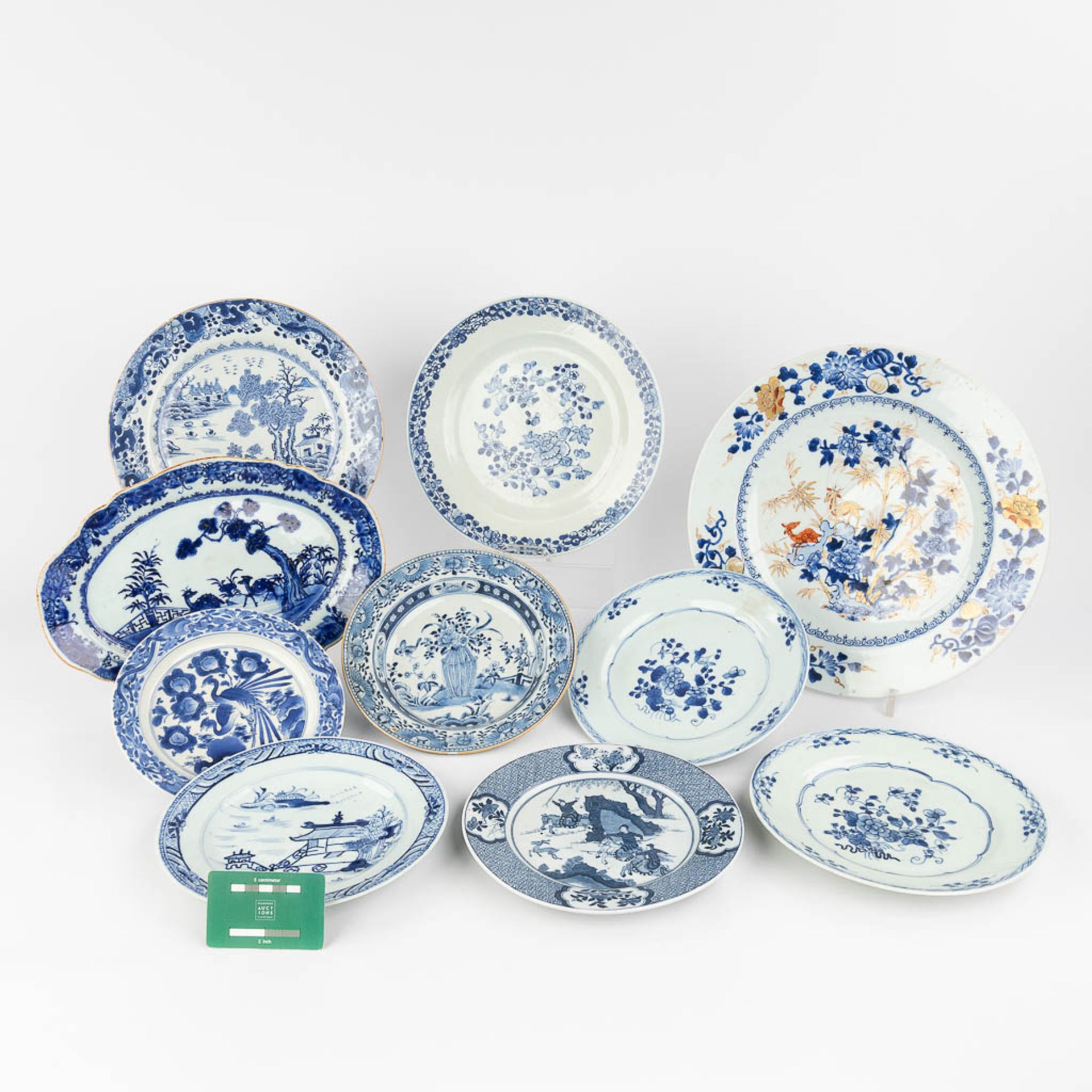 A collection of 10 Chinese porcelain plates with blue-white decor. 19th/20th century. (D: 35 cm) - Bild 2 aus 23
