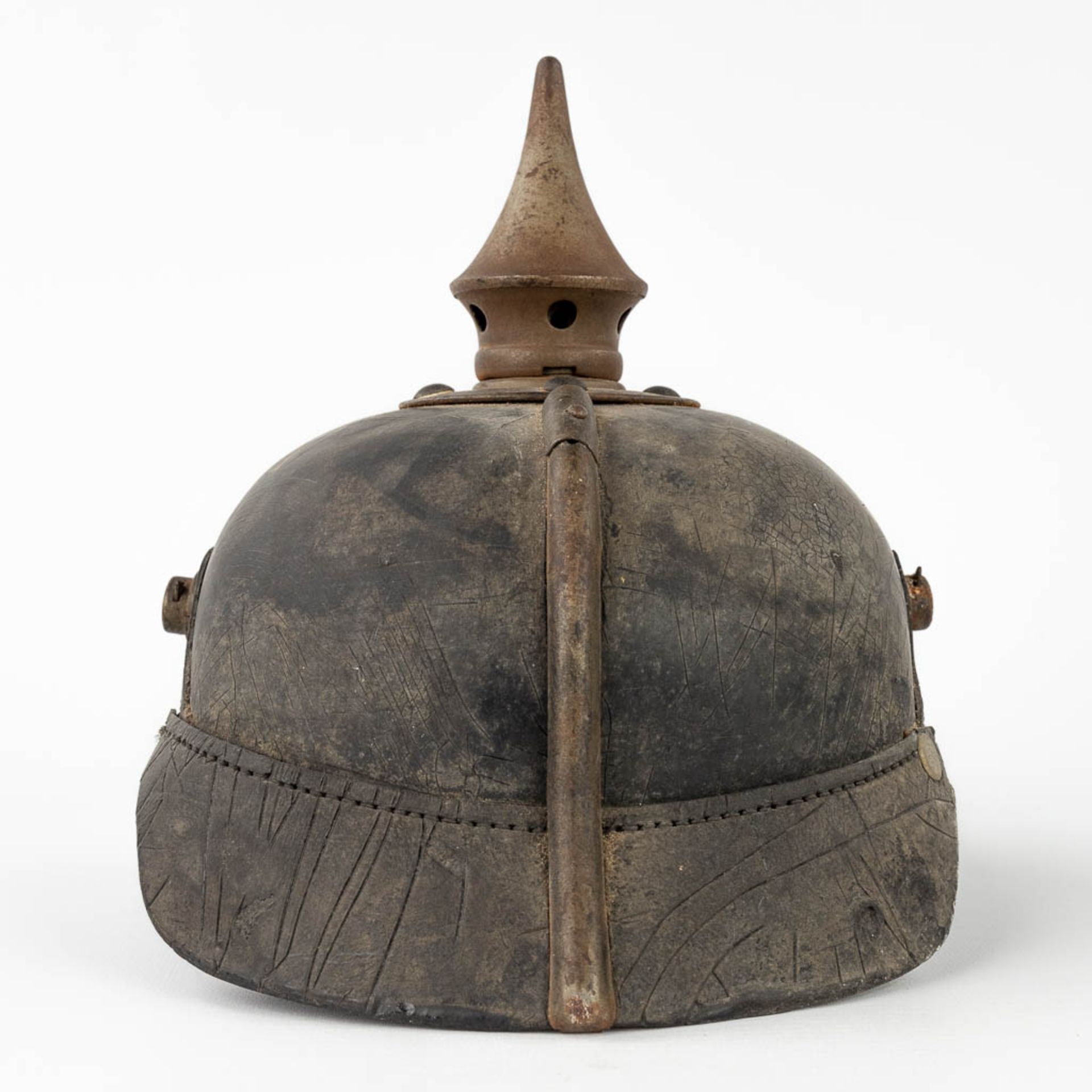 An antique German Pickelhaube. Leather and copper. (L: 18 x W: 23 x H: 20 cm) - Image 6 of 15