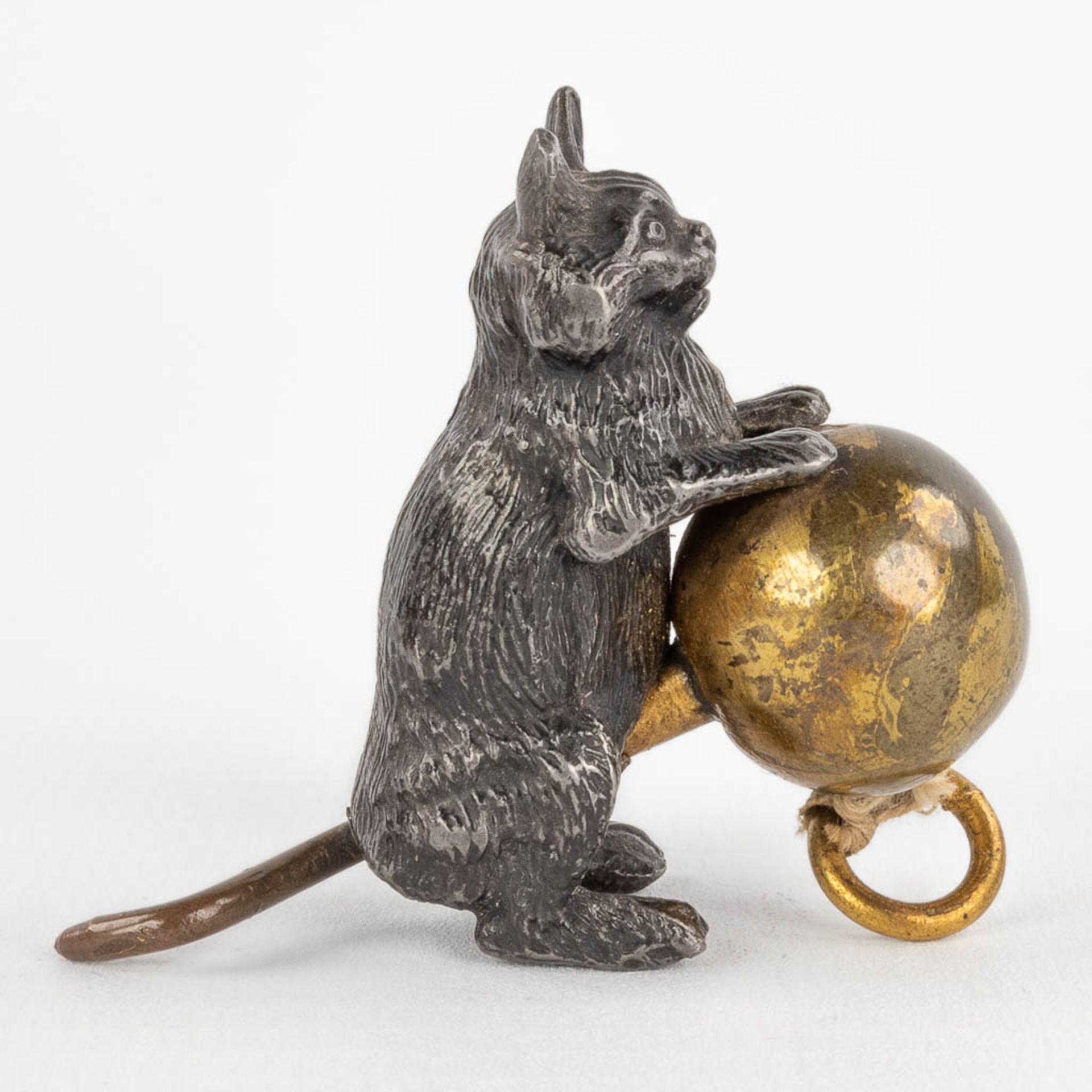 An antique tape measure, in the shape of a cat with a ball, Vienna bronze. 19th century. (H: 4,2 cm) - Image 7 of 18