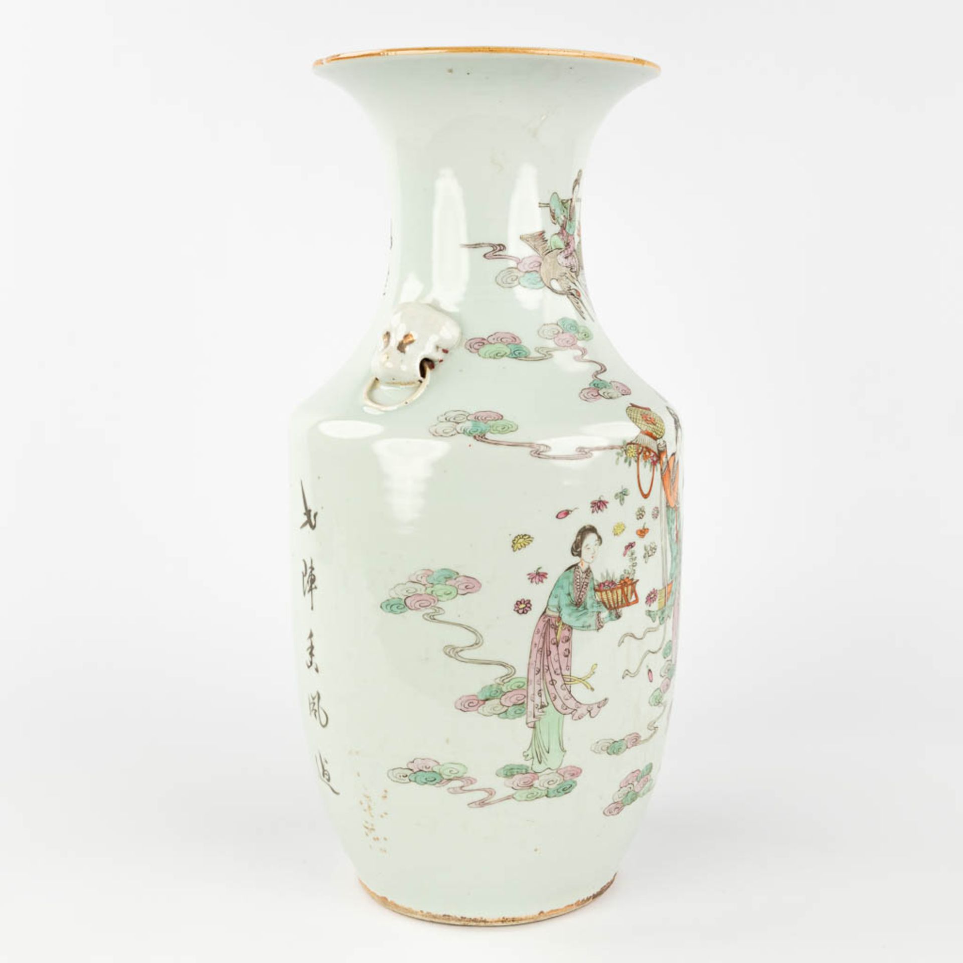 A Chinese vase, decorated with ladies. 19th/20th C. (H: 42 x D: 21 cm) - Bild 3 aus 13