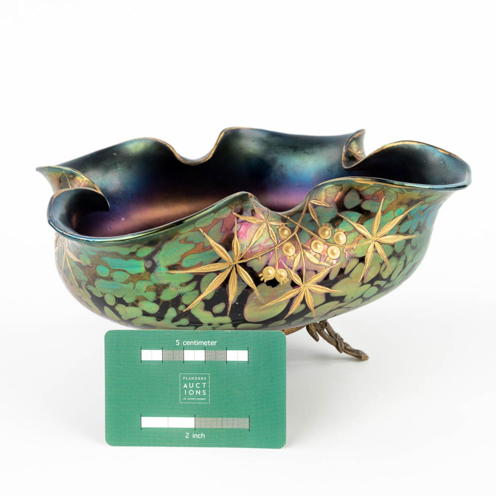 A Pâte-de-Verre glass bowl on a bronze base, Art Nouveau. (H: 12 x D: 26,5 cm) - Image 2 of 11