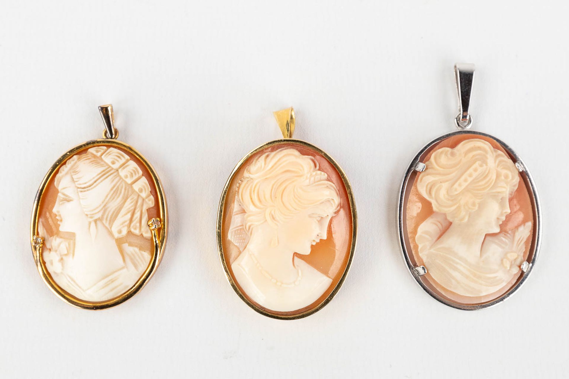 A collection of 3 hand-sculptured cameos. (W: 3 x H: 4,2 cm) - Image 8 of 10