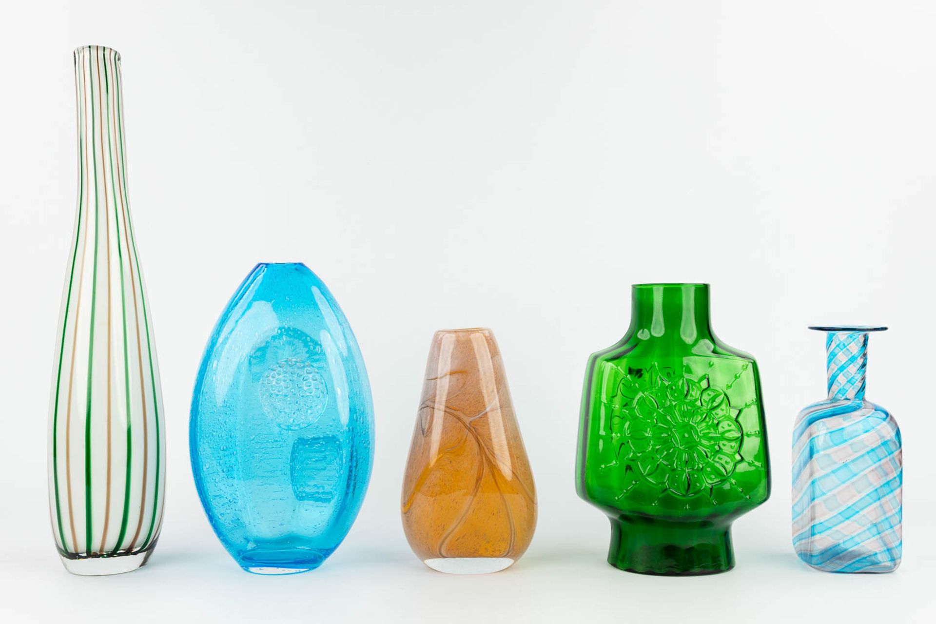 A collection of 5 glass vases, made in Murano, Italy and Scandinavia. (H: 45 x D: 10 cm) - Image 3 of 13