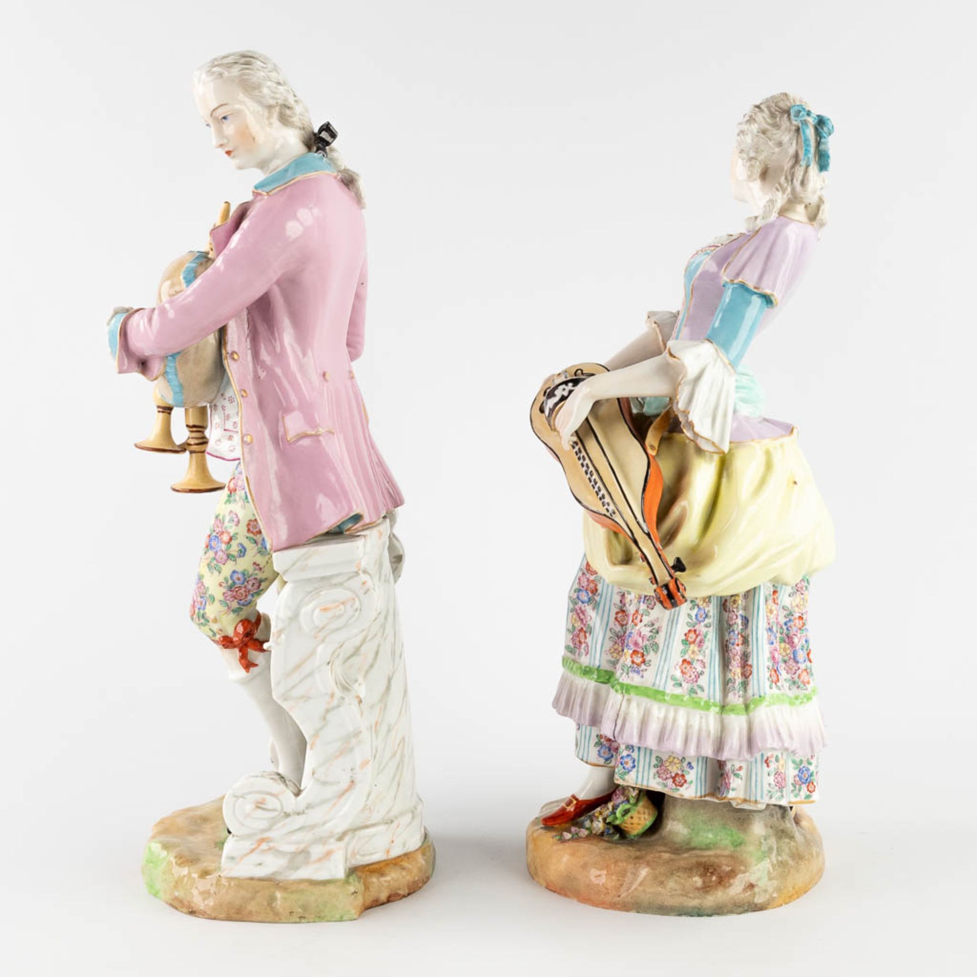 A pair of figurines 'Musical man and wife' Meissner marks, 18th/19th century. (L: 16 x W: 16,5 x H: - Image 5 of 17