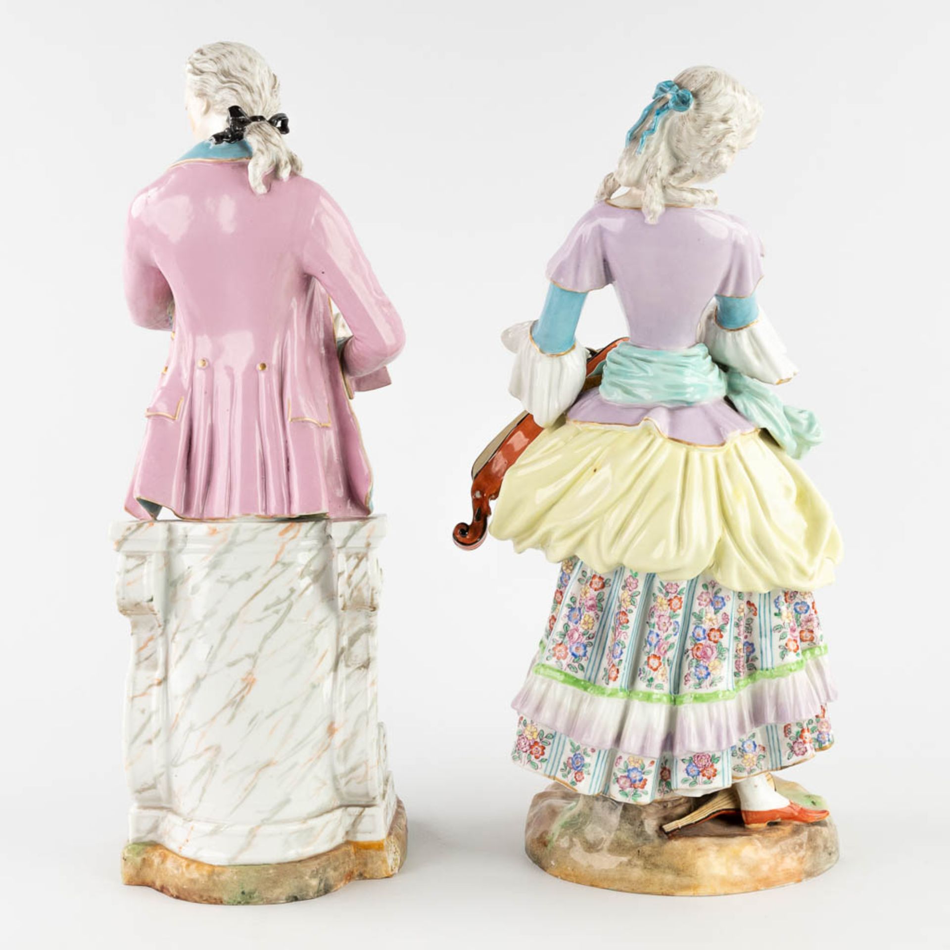 A pair of figurines 'Musical man and wife' Meissner marks, 18th/19th century. (L: 16 x W: 16,5 x H: - Image 4 of 17