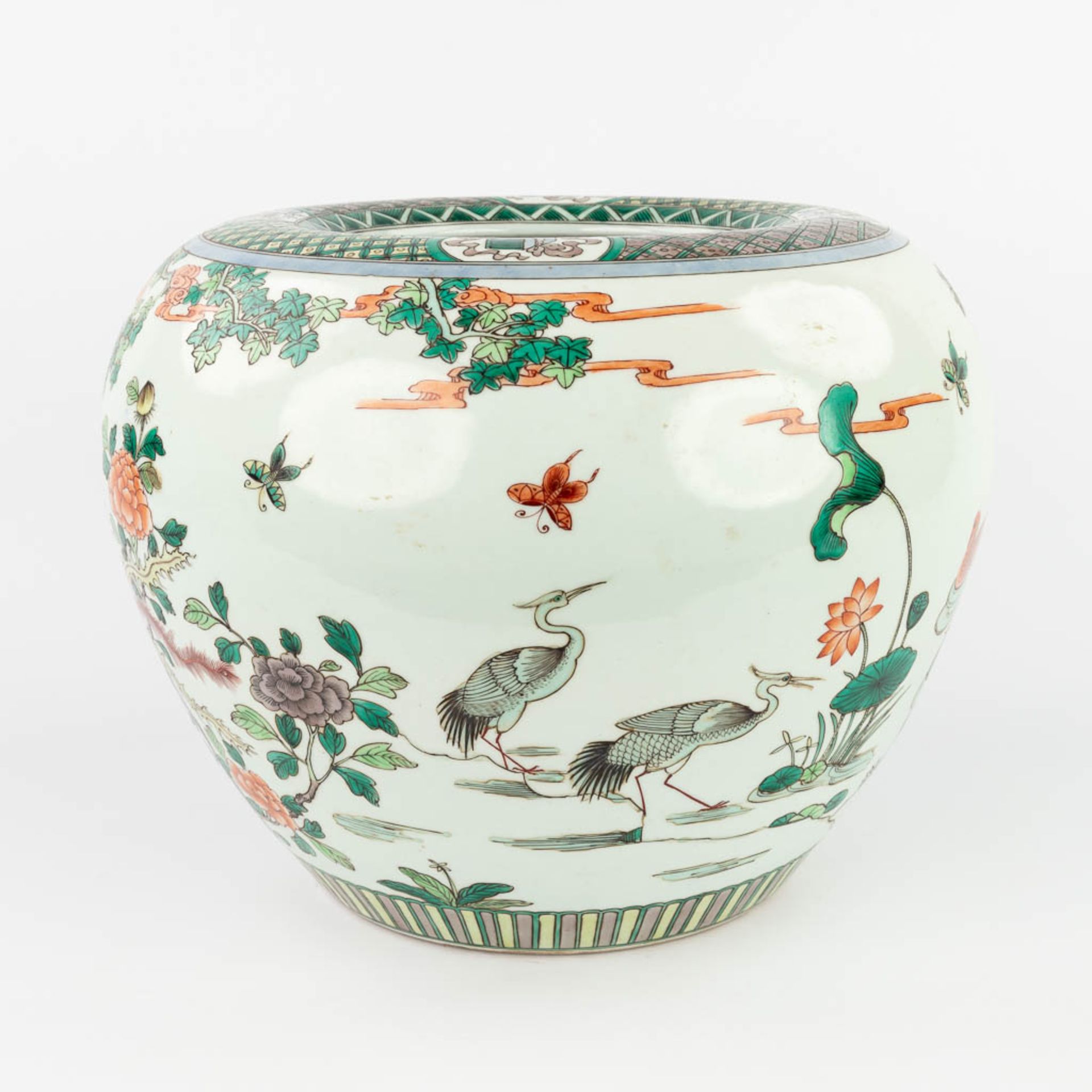 A large Chinese Famille Verte Cache-pot, decorated with cranes, peacocks and ducks. 19th/20th C. (H: - Image 4 of 15