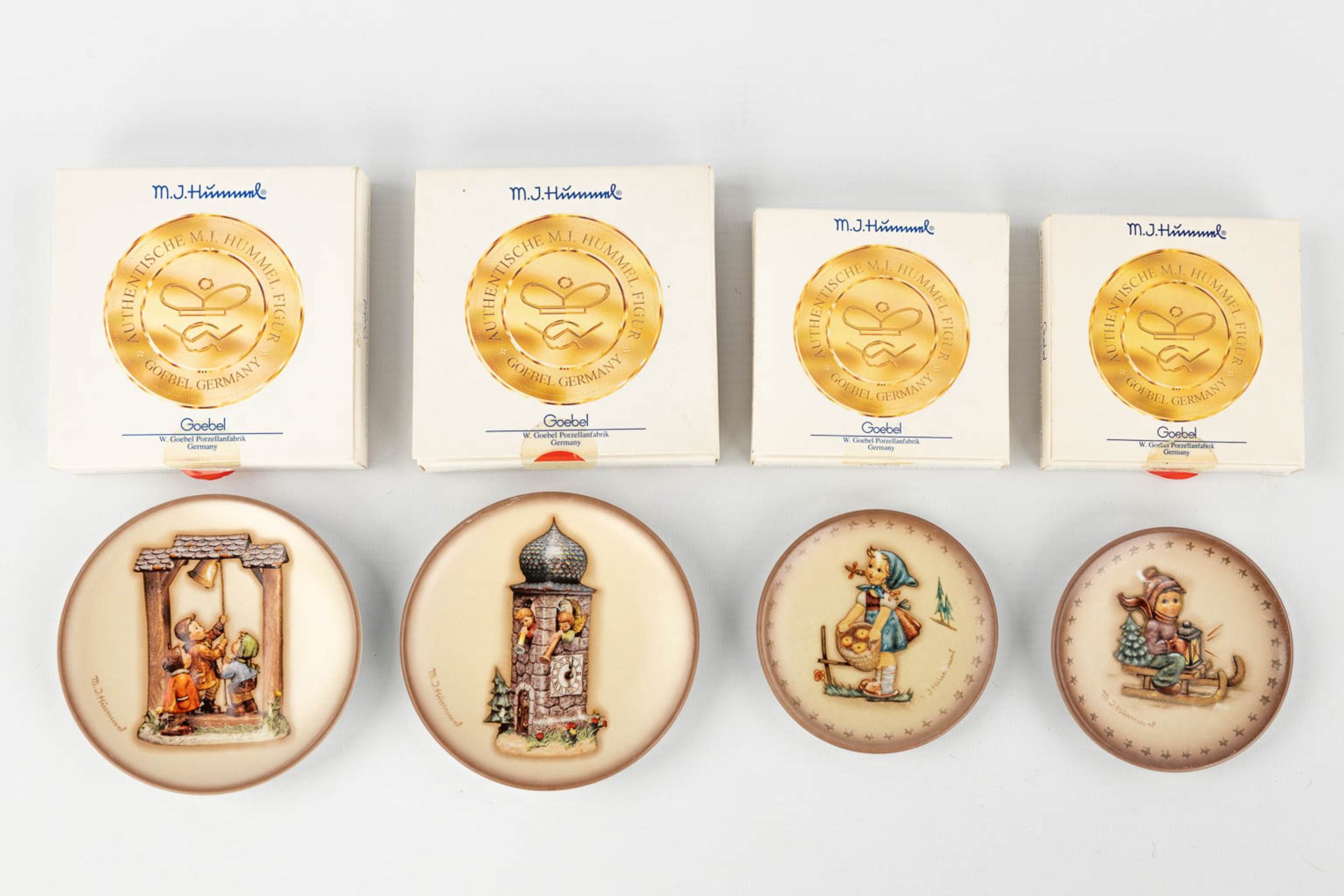 Hummel, a collection of 14 holy water fonts, 4 plates and 3 bells. (H: 13,5 cm) - Image 13 of 16